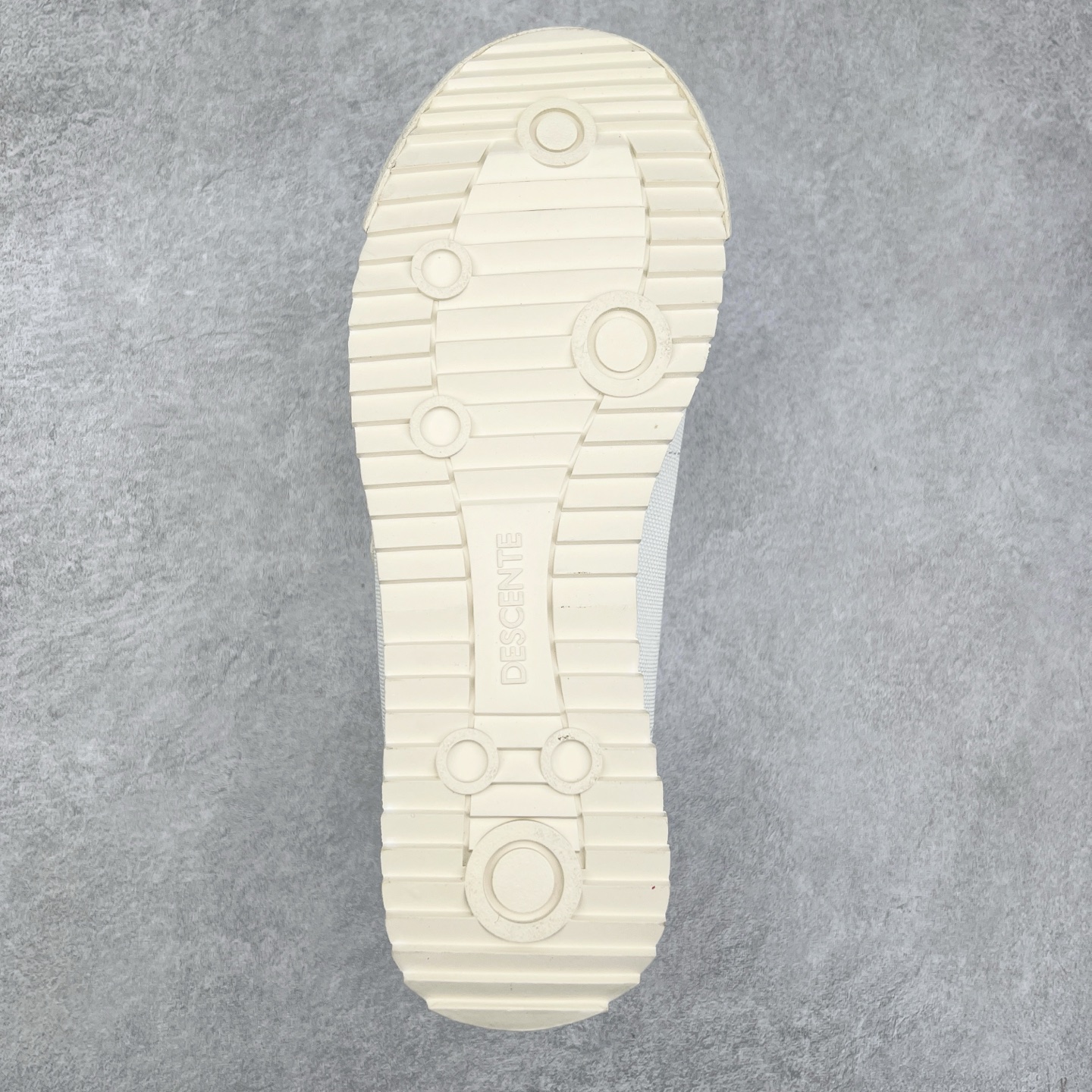 图片[9]-DESCENTE Sport Style Chron Racer迪桑特舒适百搭防滑耐磨低帮生活休闲鞋 是一款集复古与现代于一体的低帮跑步鞋 简洁的牛皮鞋面不仅彰显出时尚的质感 还适用于多种场合的穿搭 这款鞋子的透气性能极佳 轻质弹性鞋底则提供了良好的舒适度和耐磨性 使你在行走或跑步时都能感受到脚底的柔软与支撑 尺码：36 36.5 37.5 38 38.5 39 40 40.5 41 42 42.5 43 44 44.5 45-选品中心