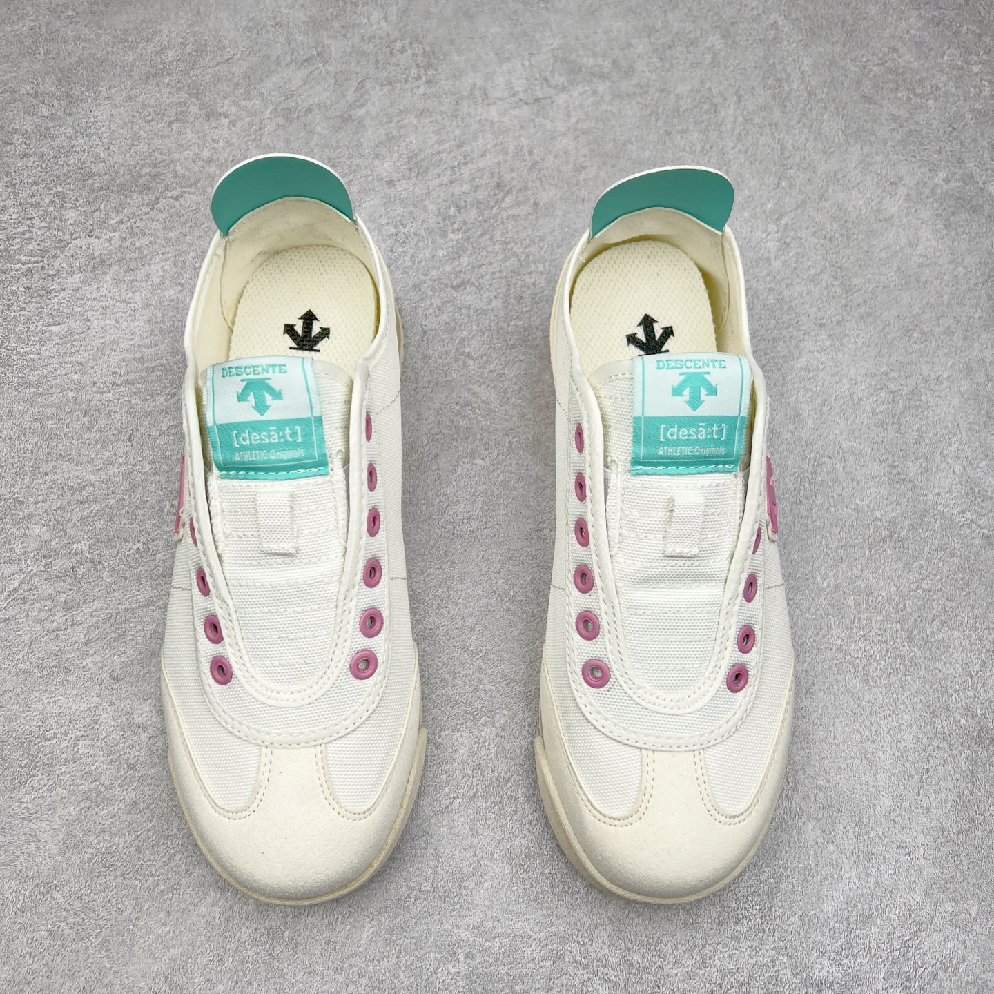 图片[2]-DESCENTE Sport Style Chron Racer迪桑特舒适百搭防滑耐磨低帮生活休闲鞋 是一款集复古与现代于一体的低帮跑步鞋 简洁的牛皮鞋面不仅彰显出时尚的质感 还适用于多种场合的穿搭 这款鞋子的透气性能极佳 轻质弹性鞋底则提供了良好的舒适度和耐磨性 使你在行走或跑步时都能感受到脚底的柔软与支撑 尺码：36 36.5 37.5 38 38.5 39 40 40.5 41 42 42.5 43 44 44.5 45-选品中心