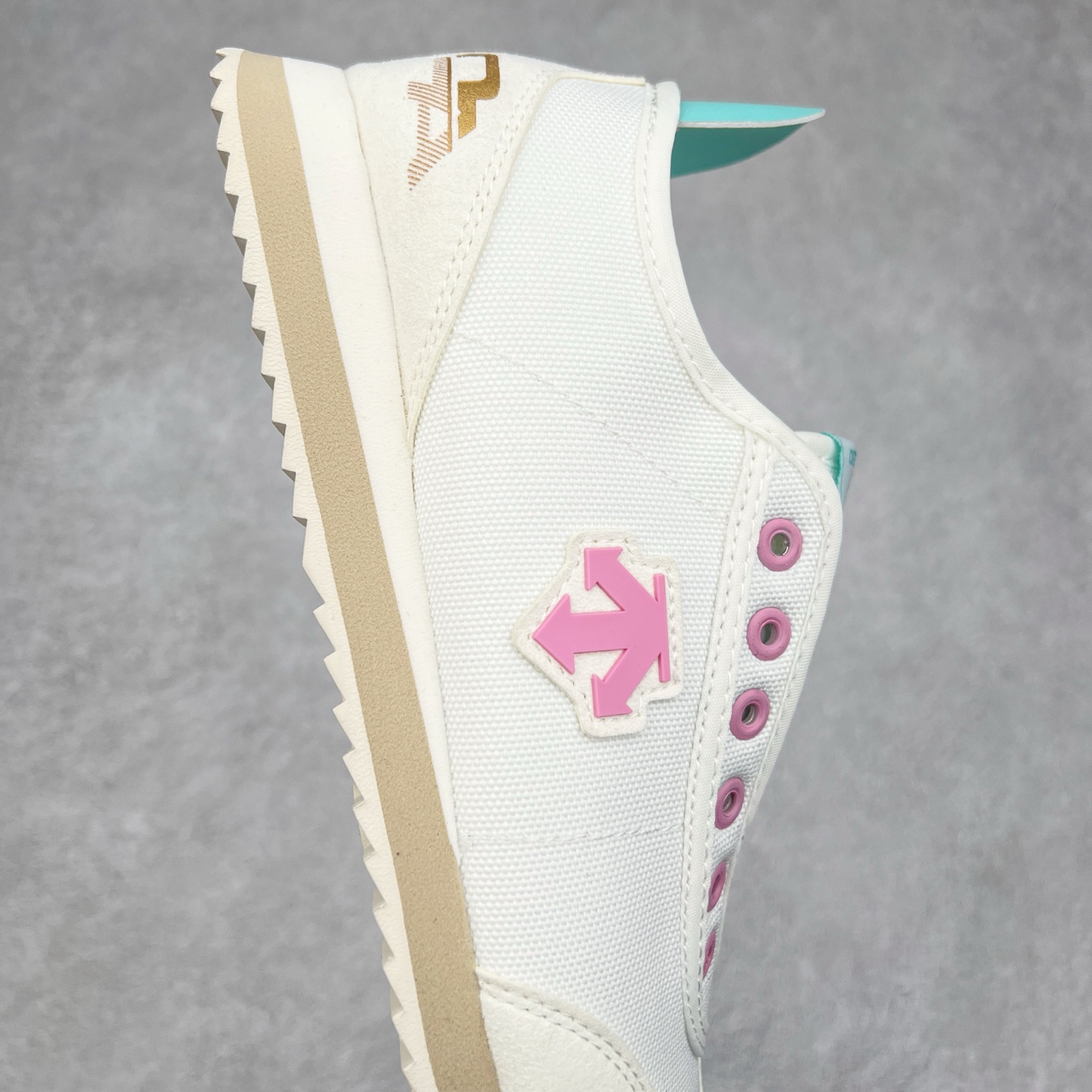 图片[6]-DESCENTE Sport Style Chron Racer迪桑特舒适百搭防滑耐磨低帮生活休闲鞋 是一款集复古与现代于一体的低帮跑步鞋 简洁的牛皮鞋面不仅彰显出时尚的质感 还适用于多种场合的穿搭 这款鞋子的透气性能极佳 轻质弹性鞋底则提供了良好的舒适度和耐磨性 使你在行走或跑步时都能感受到脚底的柔软与支撑 尺码：36 36.5 37.5 38 38.5 39 40 40.5 41 42 42.5 43 44 44.5 45-选品中心