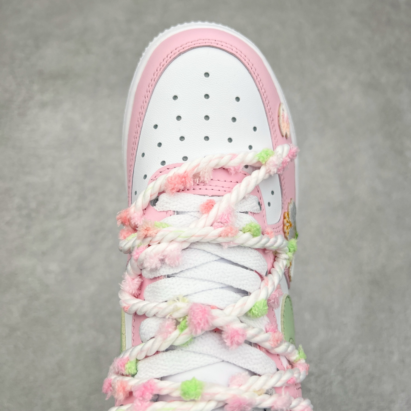 图片[4]-NK Air Force 1´07 Low 空军一号低帮百搭休闲运动板鞋 VV1999-013 柔软、弹性十足的缓震性能和出色的中底设计 横跨复古与现代的外型结合 造就出风靡全球 三十多年的Force 1 直到今天还深受青睐 实拍调校N版已经零色差零失真 百分百还原实物色彩所见即所得 不存在货不对板色差等低级问题 选购参考实物拍摄 不混卖不参货 只用心做好货严格选品 承诺混一赔十 尺码：36 36.5 37.5 38 38.5 39 40 40.5 41 42 42.5 43 44 44.5 45-选品中心