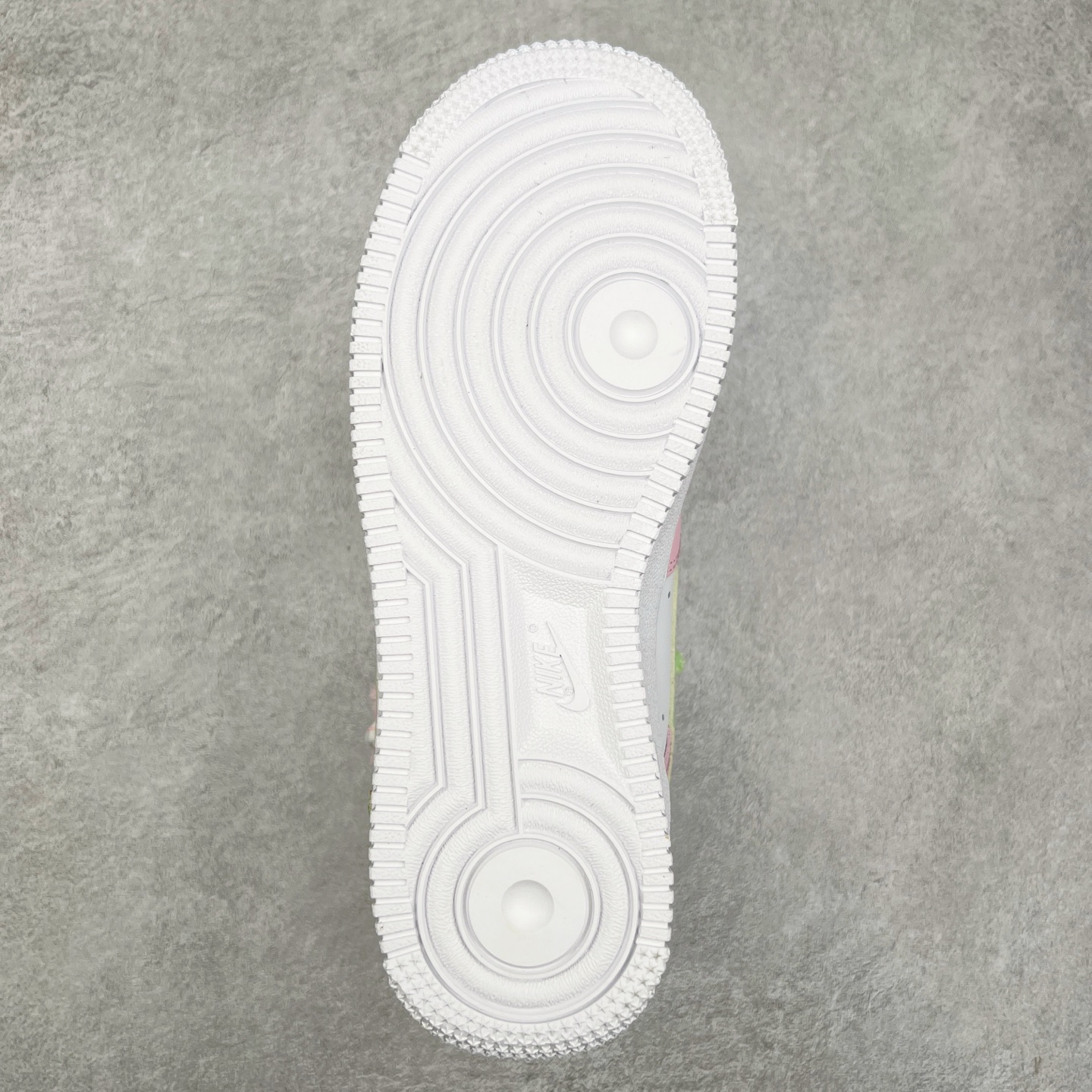 图片[9]-NK Air Force 1´07 Low 空军一号低帮百搭休闲运动板鞋 VV1999-013 柔软、弹性十足的缓震性能和出色的中底设计 横跨复古与现代的外型结合 造就出风靡全球 三十多年的Force 1 直到今天还深受青睐 实拍调校N版已经零色差零失真 百分百还原实物色彩所见即所得 不存在货不对板色差等低级问题 选购参考实物拍摄 不混卖不参货 只用心做好货严格选品 承诺混一赔十 尺码：36 36.5 37.5 38 38.5 39 40 40.5 41 42 42.5 43 44 44.5 45-选品中心