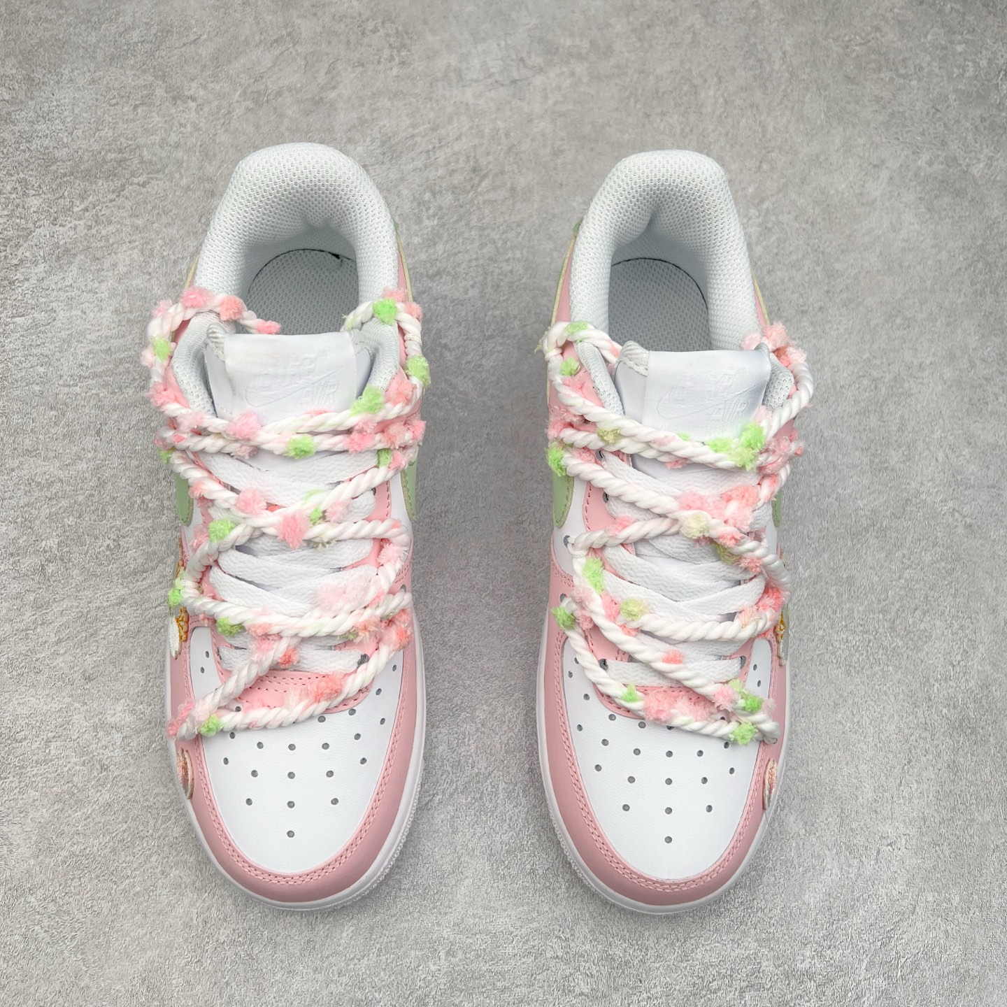 图片[2]-NK Air Force 1´07 Low 空军一号低帮百搭休闲运动板鞋 VV1999-013 柔软、弹性十足的缓震性能和出色的中底设计 横跨复古与现代的外型结合 造就出风靡全球 三十多年的Force 1 直到今天还深受青睐 实拍调校N版已经零色差零失真 百分百还原实物色彩所见即所得 不存在货不对板色差等低级问题 选购参考实物拍摄 不混卖不参货 只用心做好货严格选品 承诺混一赔十 尺码：36 36.5 37.5 38 38.5 39 40 40.5 41 42 42.5 43 44 44.5 45-选品中心