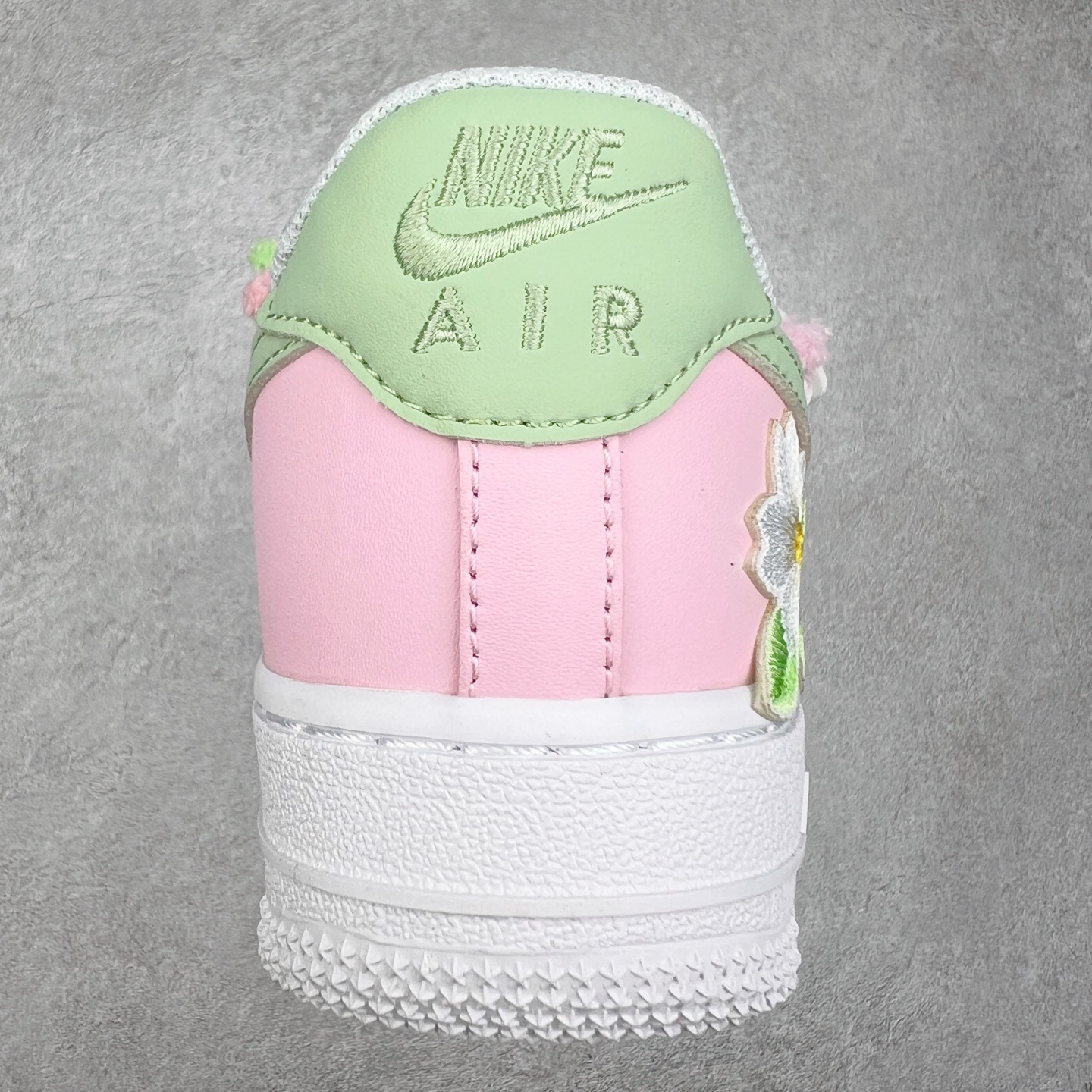 图片[8]-NK Air Force 1´07 Low 空军一号低帮百搭休闲运动板鞋 VV1999-013 柔软、弹性十足的缓震性能和出色的中底设计 横跨复古与现代的外型结合 造就出风靡全球 三十多年的Force 1 直到今天还深受青睐 实拍调校N版已经零色差零失真 百分百还原实物色彩所见即所得 不存在货不对板色差等低级问题 选购参考实物拍摄 不混卖不参货 只用心做好货严格选品 承诺混一赔十 尺码：36 36.5 37.5 38 38.5 39 40 40.5 41 42 42.5 43 44 44.5 45-选品中心