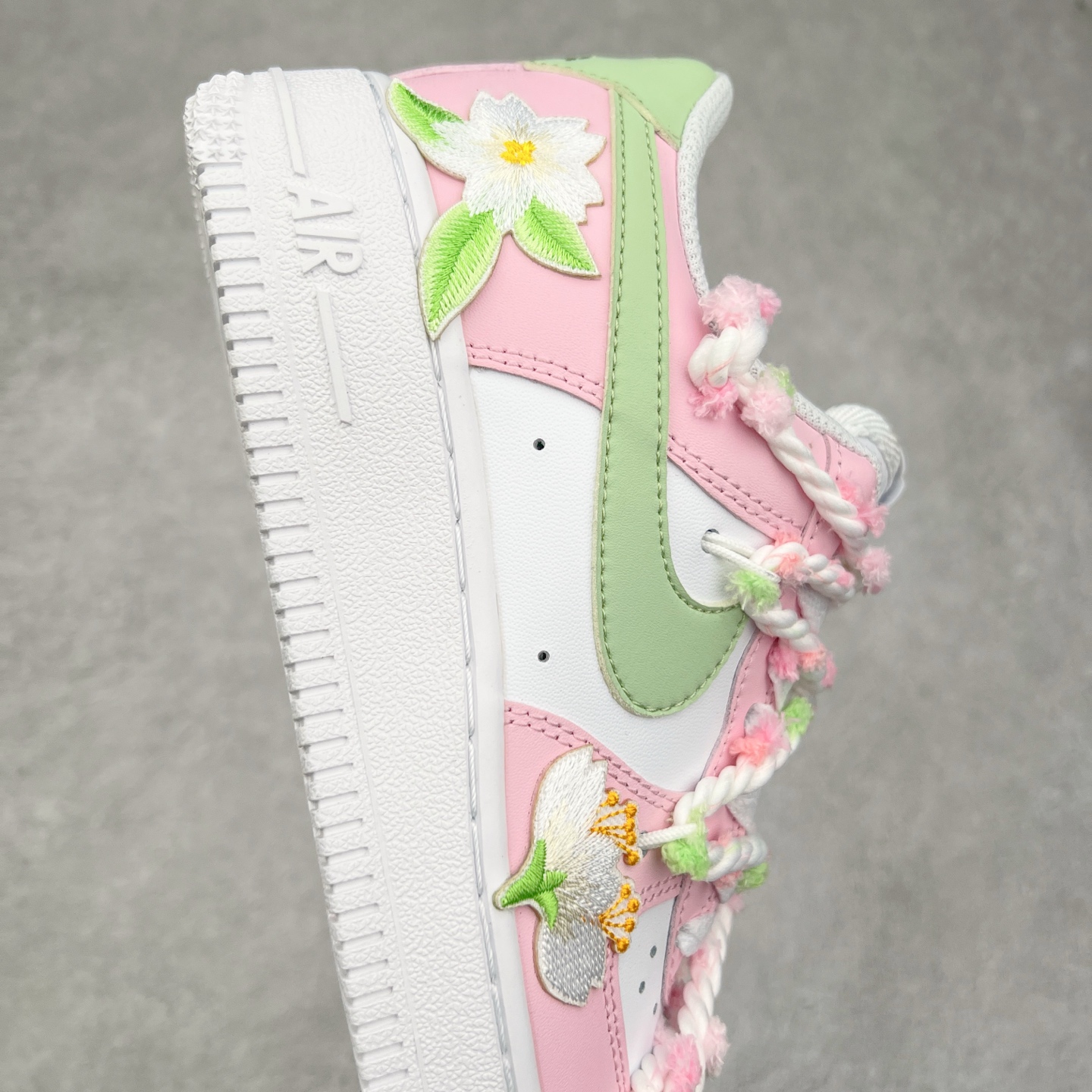 图片[6]-NK Air Force 1´07 Low 空军一号低帮百搭休闲运动板鞋 VV1999-013 柔软、弹性十足的缓震性能和出色的中底设计 横跨复古与现代的外型结合 造就出风靡全球 三十多年的Force 1 直到今天还深受青睐 实拍调校N版已经零色差零失真 百分百还原实物色彩所见即所得 不存在货不对板色差等低级问题 选购参考实物拍摄 不混卖不参货 只用心做好货严格选品 承诺混一赔十 尺码：36 36.5 37.5 38 38.5 39 40 40.5 41 42 42.5 43 44 44.5 45-选品中心