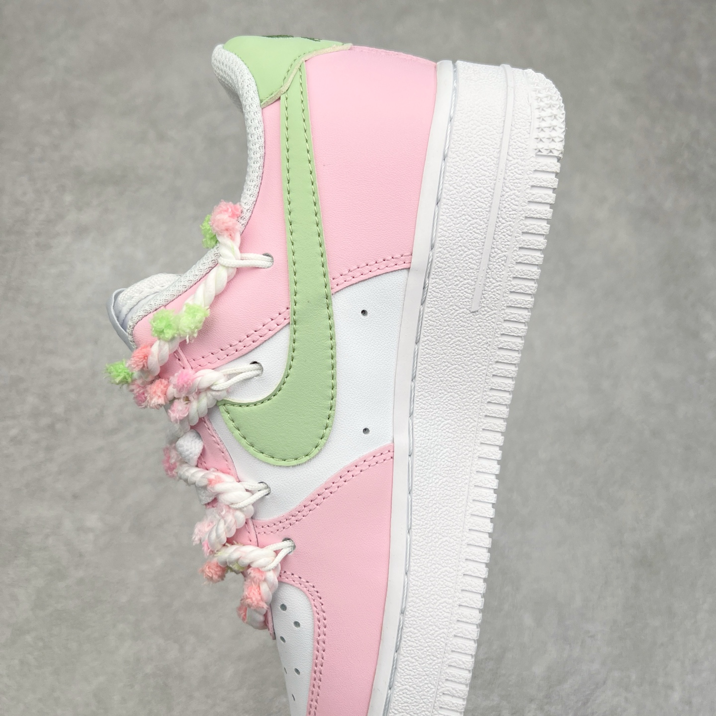 图片[7]-NK Air Force 1´07 Low 空军一号低帮百搭休闲运动板鞋 VV1999-013 柔软、弹性十足的缓震性能和出色的中底设计 横跨复古与现代的外型结合 造就出风靡全球 三十多年的Force 1 直到今天还深受青睐 实拍调校N版已经零色差零失真 百分百还原实物色彩所见即所得 不存在货不对板色差等低级问题 选购参考实物拍摄 不混卖不参货 只用心做好货严格选品 承诺混一赔十 尺码：36 36.5 37.5 38 38.5 39 40 40.5 41 42 42.5 43 44 44.5 45-选品中心