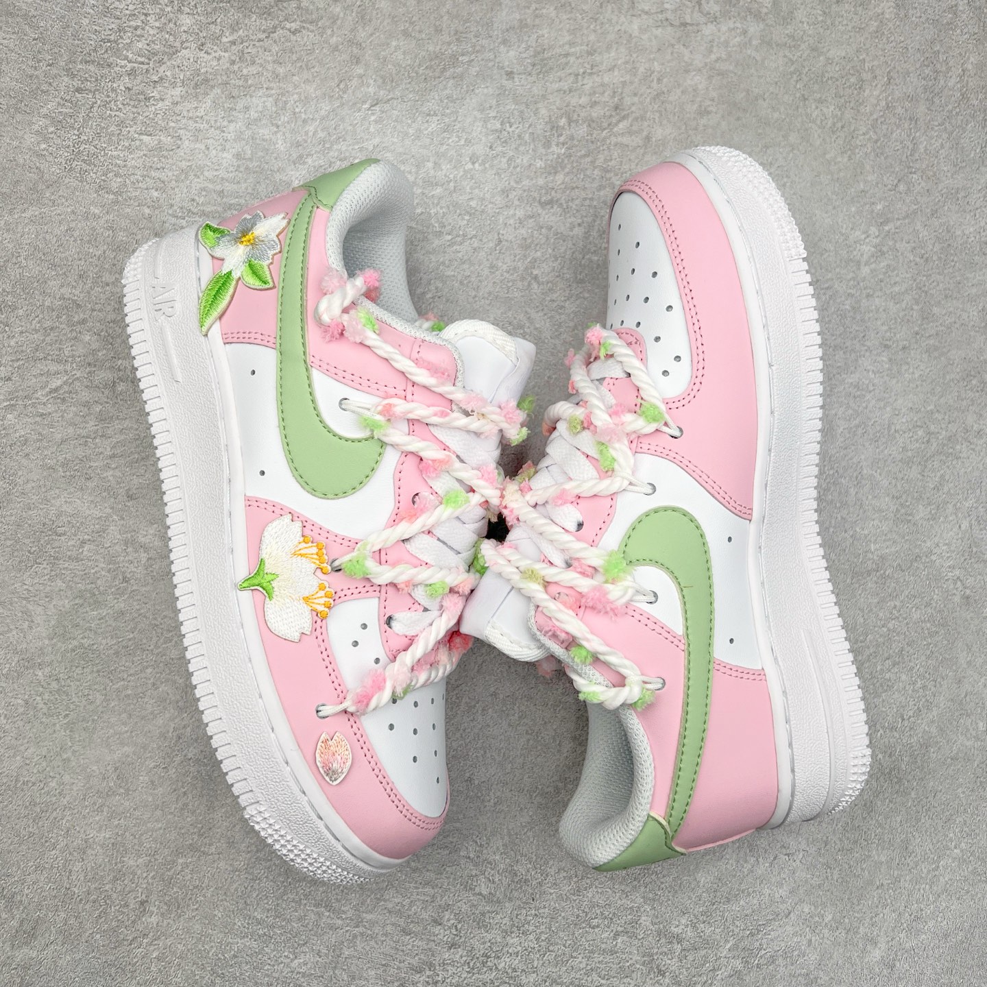 图片[3]-NK Air Force 1´07 Low 空军一号低帮百搭休闲运动板鞋 VV1999-013 柔软、弹性十足的缓震性能和出色的中底设计 横跨复古与现代的外型结合 造就出风靡全球 三十多年的Force 1 直到今天还深受青睐 实拍调校N版已经零色差零失真 百分百还原实物色彩所见即所得 不存在货不对板色差等低级问题 选购参考实物拍摄 不混卖不参货 只用心做好货严格选品 承诺混一赔十 尺码：36 36.5 37.5 38 38.5 39 40 40.5 41 42 42.5 43 44 44.5 45-选品中心