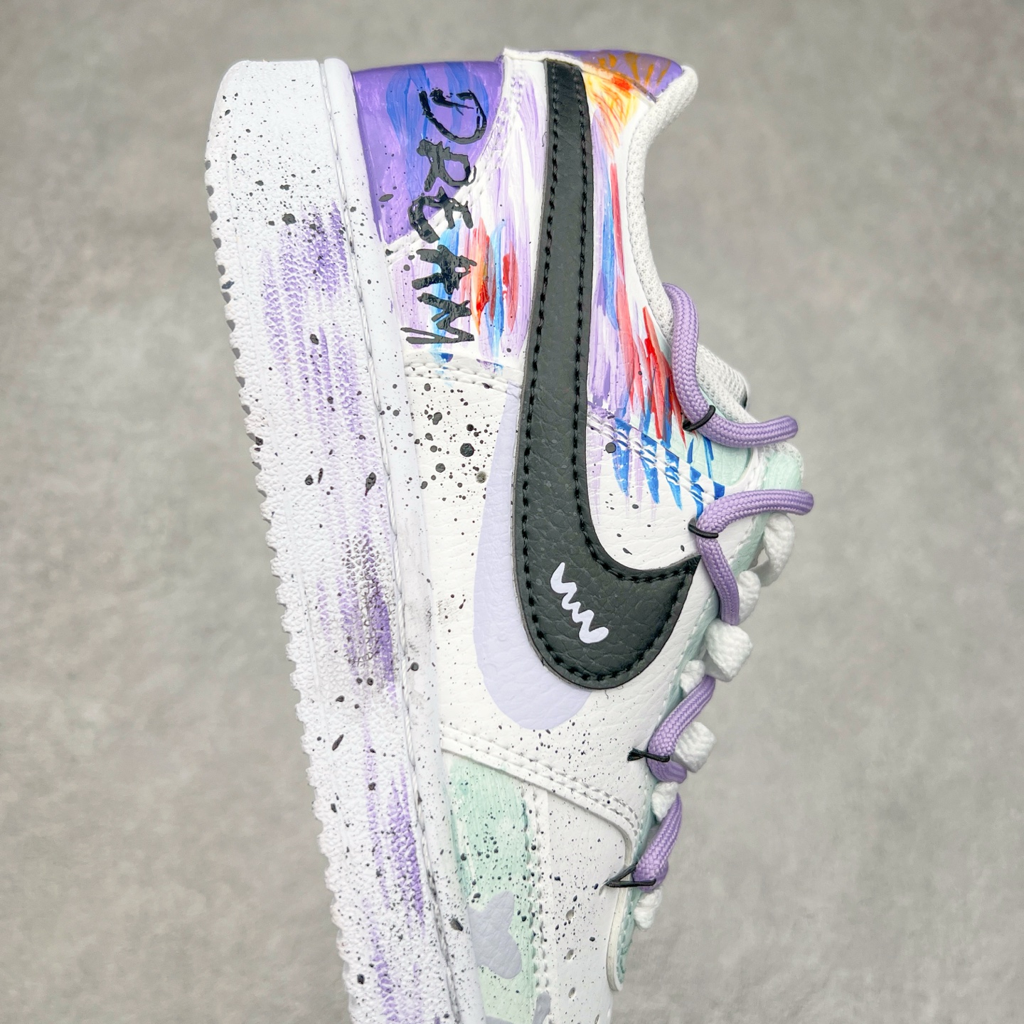 图片[6]-NK Court Vision 1 “镜之魅影”手绘涂鸦定制板鞋 DH2987-077 在那幽谧昏暗的房间里，一面古老的镜子静静伫立，镜面斑驳，裂痕交错，镜之魅影，它不仅是一面镜子的神秘力量，更是我们内心深处对自我的追寻和探索。尺码：36 36.5 37.5 38 38.5 39 40 40.5 41 42 42.5 43 44 44.5 45-选品中心