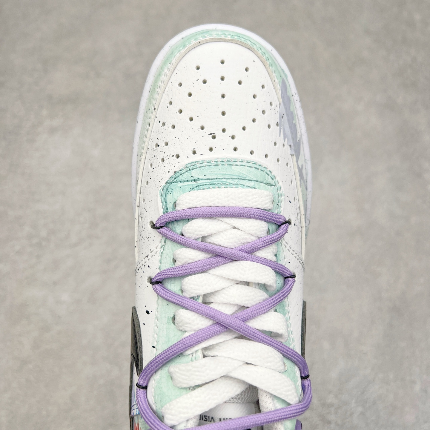 图片[4]-NK Court Vision 1 “镜之魅影”手绘涂鸦定制板鞋 DH2987-077 在那幽谧昏暗的房间里，一面古老的镜子静静伫立，镜面斑驳，裂痕交错，镜之魅影，它不仅是一面镜子的神秘力量，更是我们内心深处对自我的追寻和探索。尺码：36 36.5 37.5 38 38.5 39 40 40.5 41 42 42.5 43 44 44.5 45-选品中心