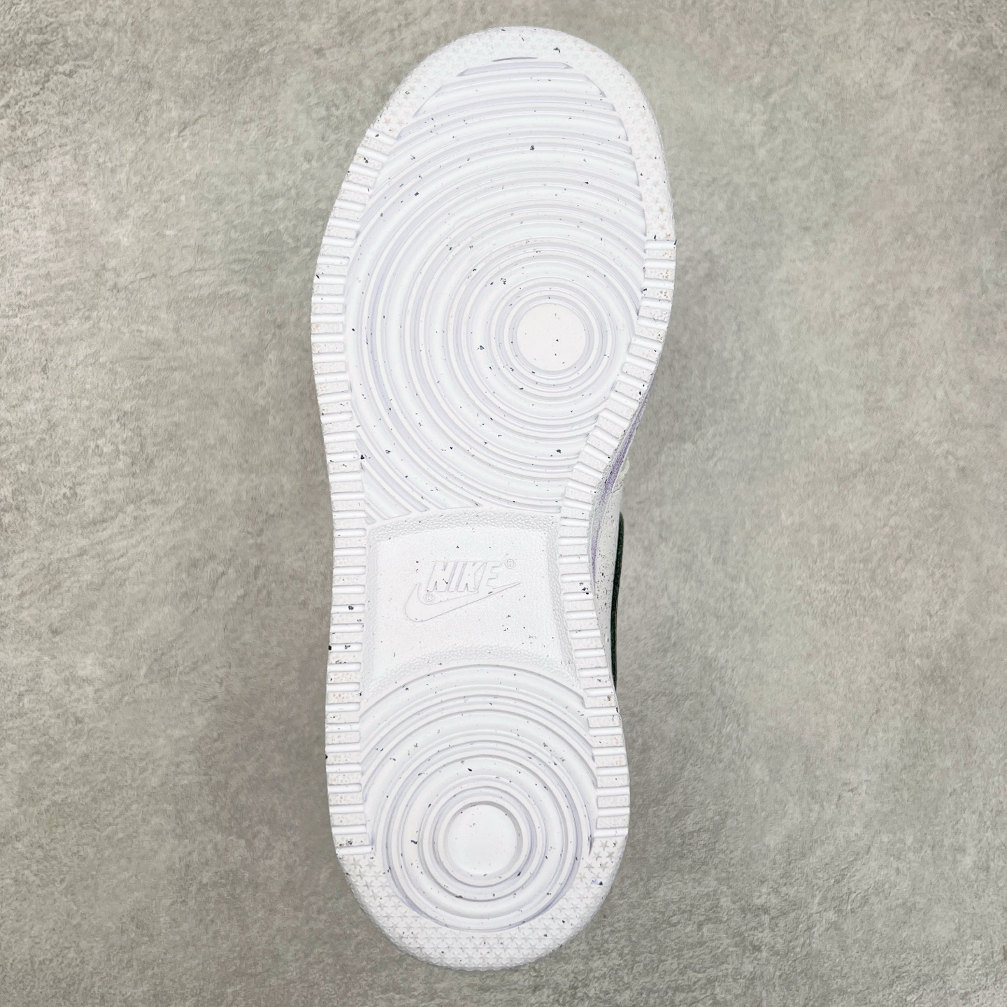 图片[9]-NK Court Vision 1 “镜之魅影”手绘涂鸦定制板鞋 DH2987-077 在那幽谧昏暗的房间里，一面古老的镜子静静伫立，镜面斑驳，裂痕交错，镜之魅影，它不仅是一面镜子的神秘力量，更是我们内心深处对自我的追寻和探索。尺码：36 36.5 37.5 38 38.5 39 40 40.5 41 42 42.5 43 44 44.5 45-选品中心