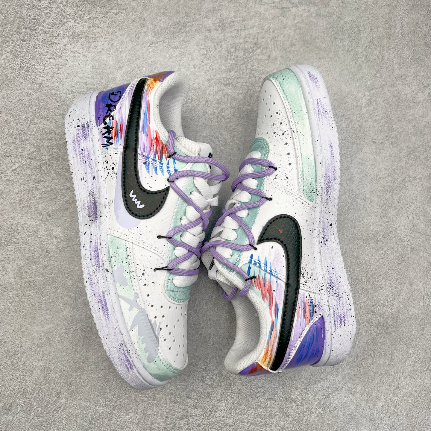 图片[3]-NK Court Vision 1 “镜之魅影”手绘涂鸦定制板鞋 DH2987-077 在那幽谧昏暗的房间里，一面古老的镜子静静伫立，镜面斑驳，裂痕交错，镜之魅影，它不仅是一面镜子的神秘力量，更是我们内心深处对自我的追寻和探索。尺码：36 36.5 37.5 38 38.5 39 40 40.5 41 42 42.5 43 44 44.5 45-选品中心