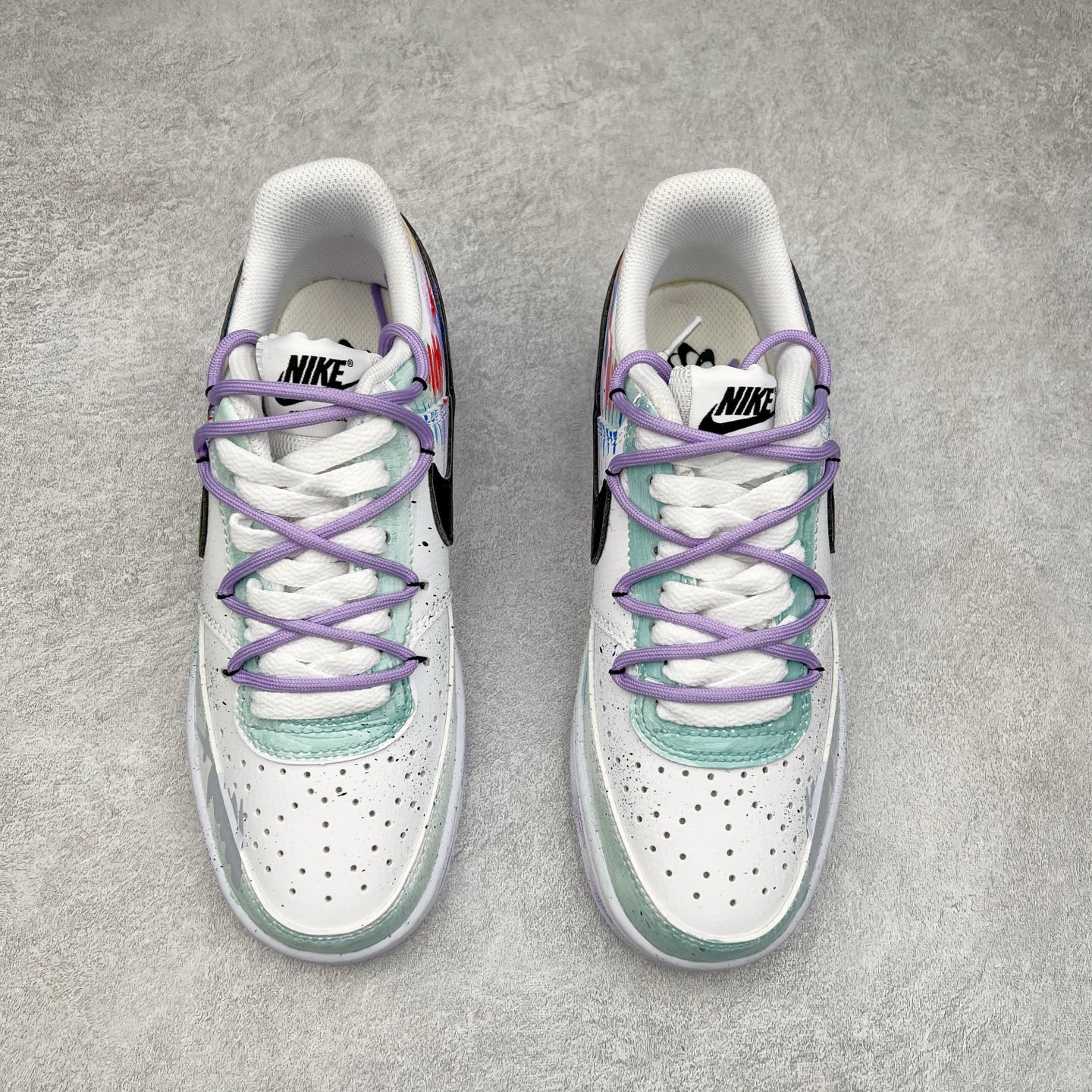 图片[2]-NK Court Vision 1 “镜之魅影”手绘涂鸦定制板鞋 DH2987-077 在那幽谧昏暗的房间里，一面古老的镜子静静伫立，镜面斑驳，裂痕交错，镜之魅影，它不仅是一面镜子的神秘力量，更是我们内心深处对自我的追寻和探索。尺码：36 36.5 37.5 38 38.5 39 40 40.5 41 42 42.5 43 44 44.5 45-选品中心