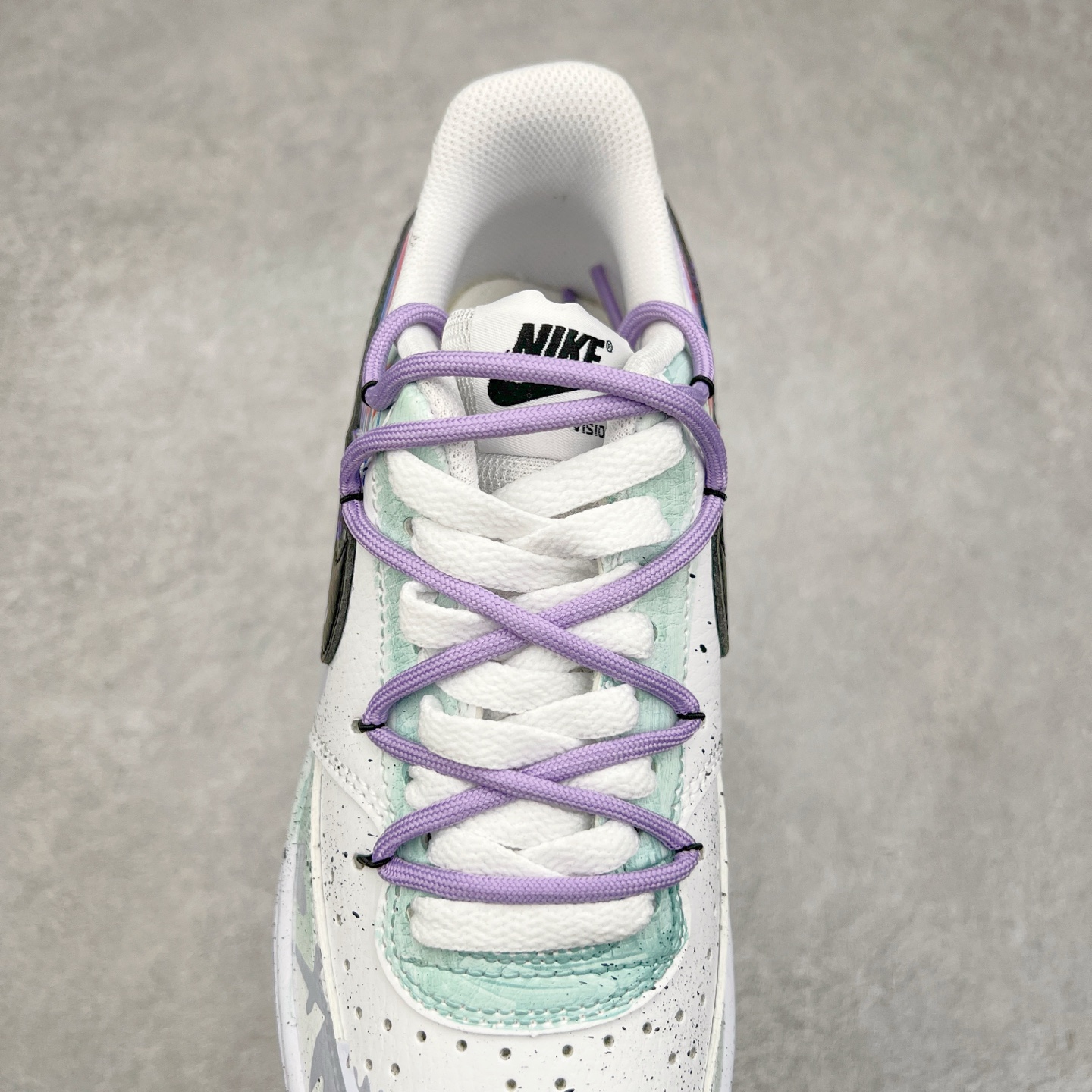 图片[5]-NK Court Vision 1 “镜之魅影”手绘涂鸦定制板鞋 DH2987-077 在那幽谧昏暗的房间里，一面古老的镜子静静伫立，镜面斑驳，裂痕交错，镜之魅影，它不仅是一面镜子的神秘力量，更是我们内心深处对自我的追寻和探索。尺码：36 36.5 37.5 38 38.5 39 40 40.5 41 42 42.5 43 44 44.5 45-选品中心