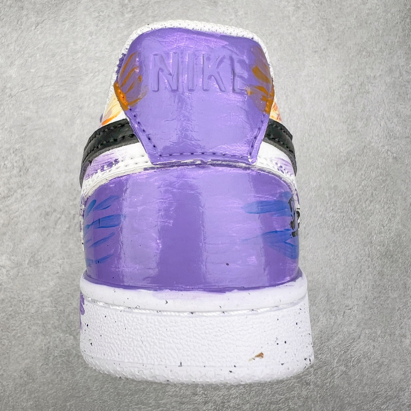 图片[8]-NK Court Vision 1 “镜之魅影”手绘涂鸦定制板鞋 DH2987-077 在那幽谧昏暗的房间里，一面古老的镜子静静伫立，镜面斑驳，裂痕交错，镜之魅影，它不仅是一面镜子的神秘力量，更是我们内心深处对自我的追寻和探索。尺码：36 36.5 37.5 38 38.5 39 40 40.5 41 42 42.5 43 44 44.5 45-选品中心