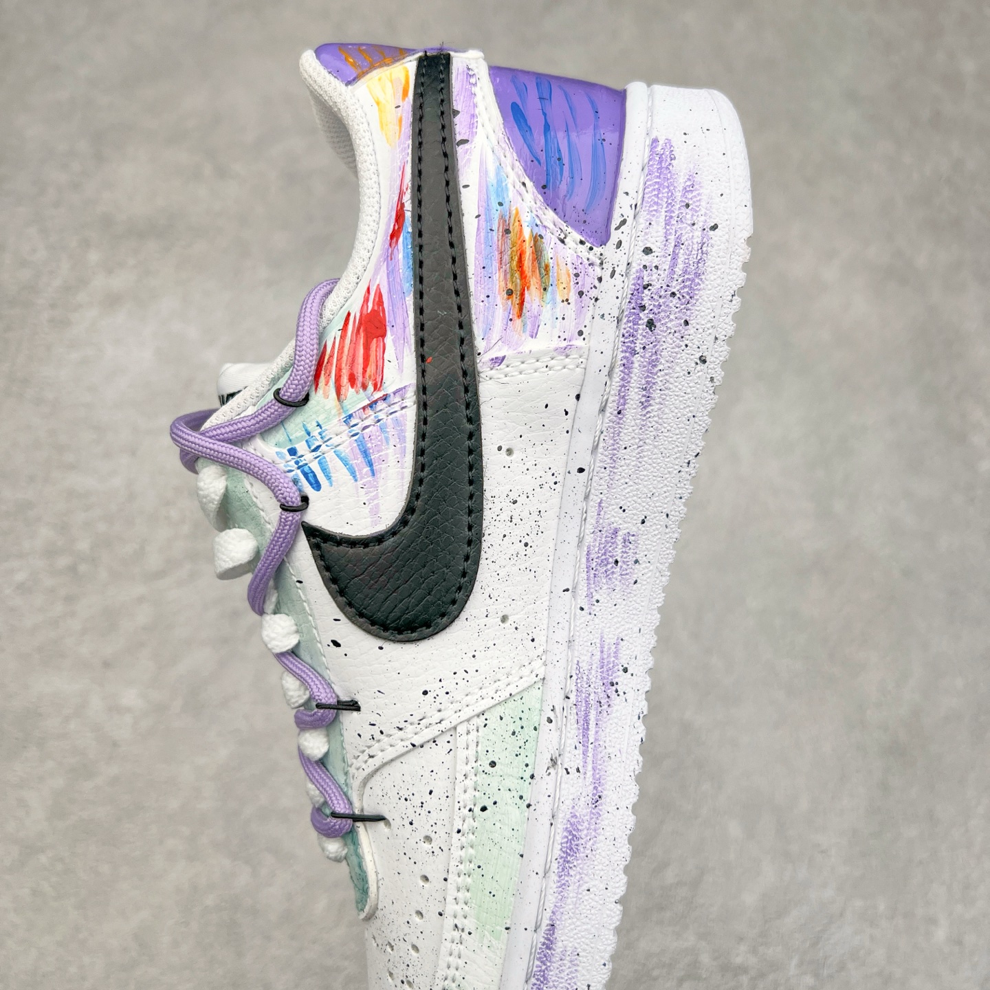 图片[7]-NK Court Vision 1 “镜之魅影”手绘涂鸦定制板鞋 DH2987-077 在那幽谧昏暗的房间里，一面古老的镜子静静伫立，镜面斑驳，裂痕交错，镜之魅影，它不仅是一面镜子的神秘力量，更是我们内心深处对自我的追寻和探索。尺码：36 36.5 37.5 38 38.5 39 40 40.5 41 42 42.5 43 44 44.5 45-选品中心