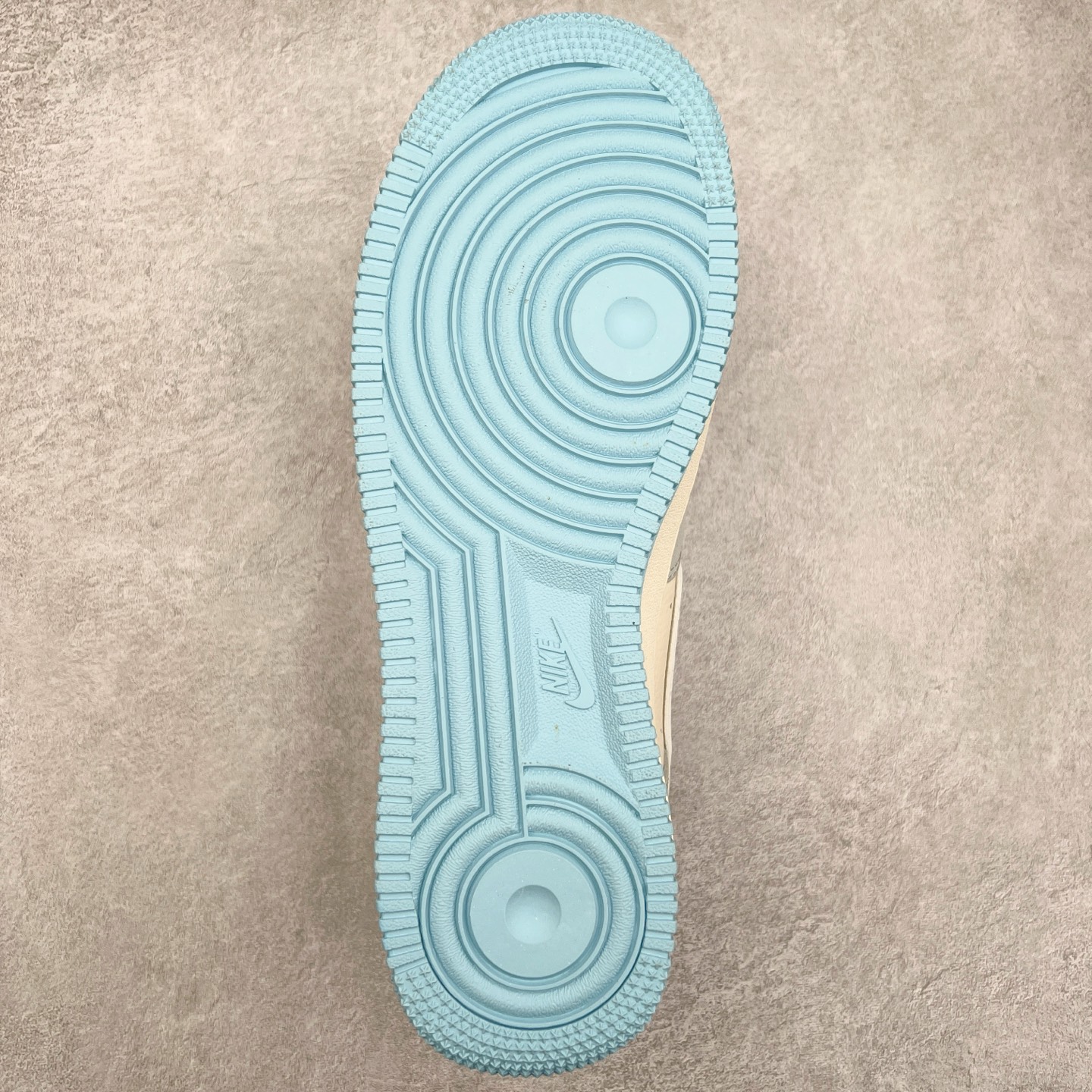 图片[9]-NK Air Force 1´07 Low 空军一号低帮百搭休闲运动板鞋 DF0188-047 柔软、弹性十足的缓震性能和出色的中底设计 横跨复古与现代的外型结合 造就出风靡全球 三十多年的Force 1 直到今天还深受青睐 实拍调校N版已经零色差零失真 百分百还原实物色彩所见即所得 不存在货不对板色差等低级问题 选购参考实物拍摄 不混卖不参货 只用心做好货严格选品 承诺混一赔十 尺码：36 36.5 37.5 38 38.5 39 40 40.5 41 42 42.5 43 44 44.5 45-选品中心