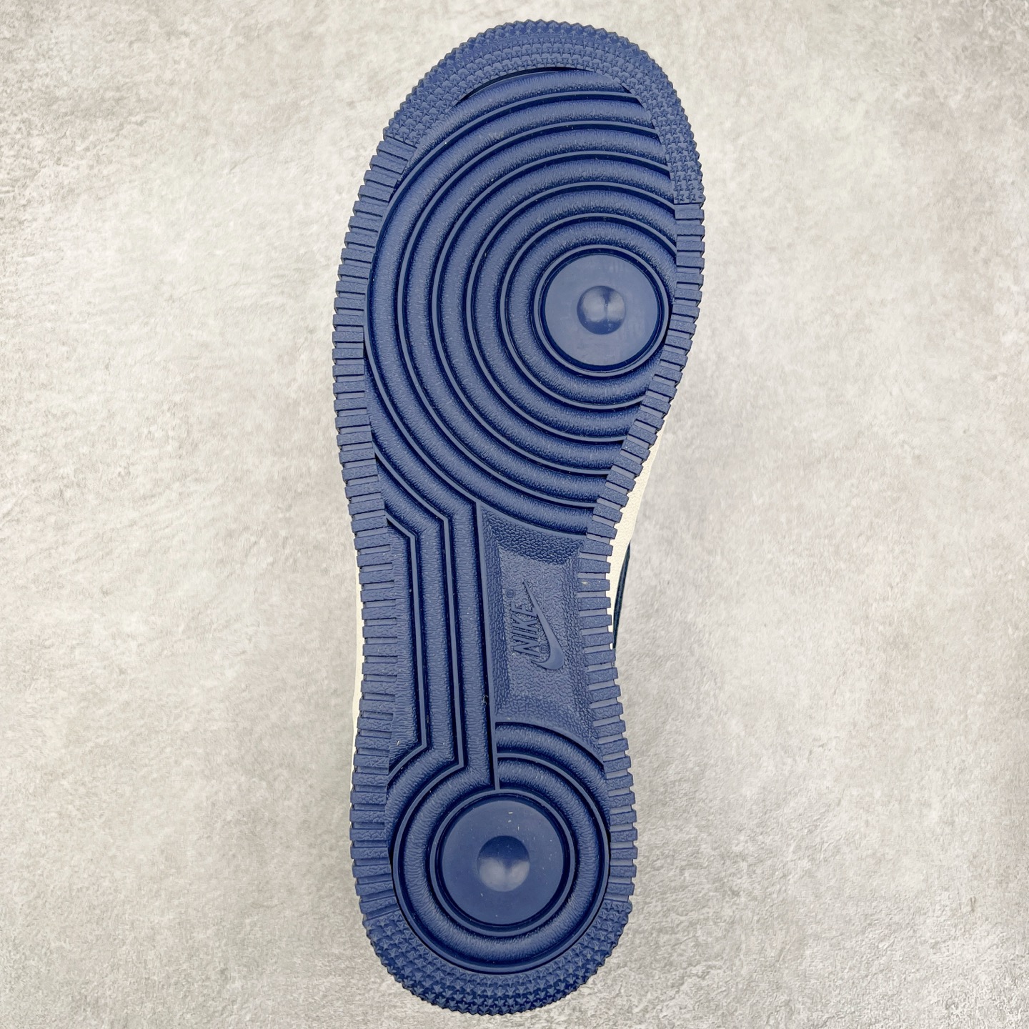 图片[9]-NK Air Force 1´07 Low 空军一号低帮百搭休闲运动板鞋 HH7518-051 柔软、弹性十足的缓震性能和出色的中底设计 横跨复古与现代的外型结合 造就出风靡全球 三十多年的Force 1 直到今天还深受青睐 实拍调校N版已经零色差零失真 百分百还原实物色彩所见即所得 不存在货不对板色差等低级问题 选购参考实物拍摄 不混卖不参货 只用心做好货严格选品 承诺混一赔十 尺码：36 36.5 37.5 38 38.5 39 40 40.5 41 42 42.5 43 44 44.5 45-选品中心