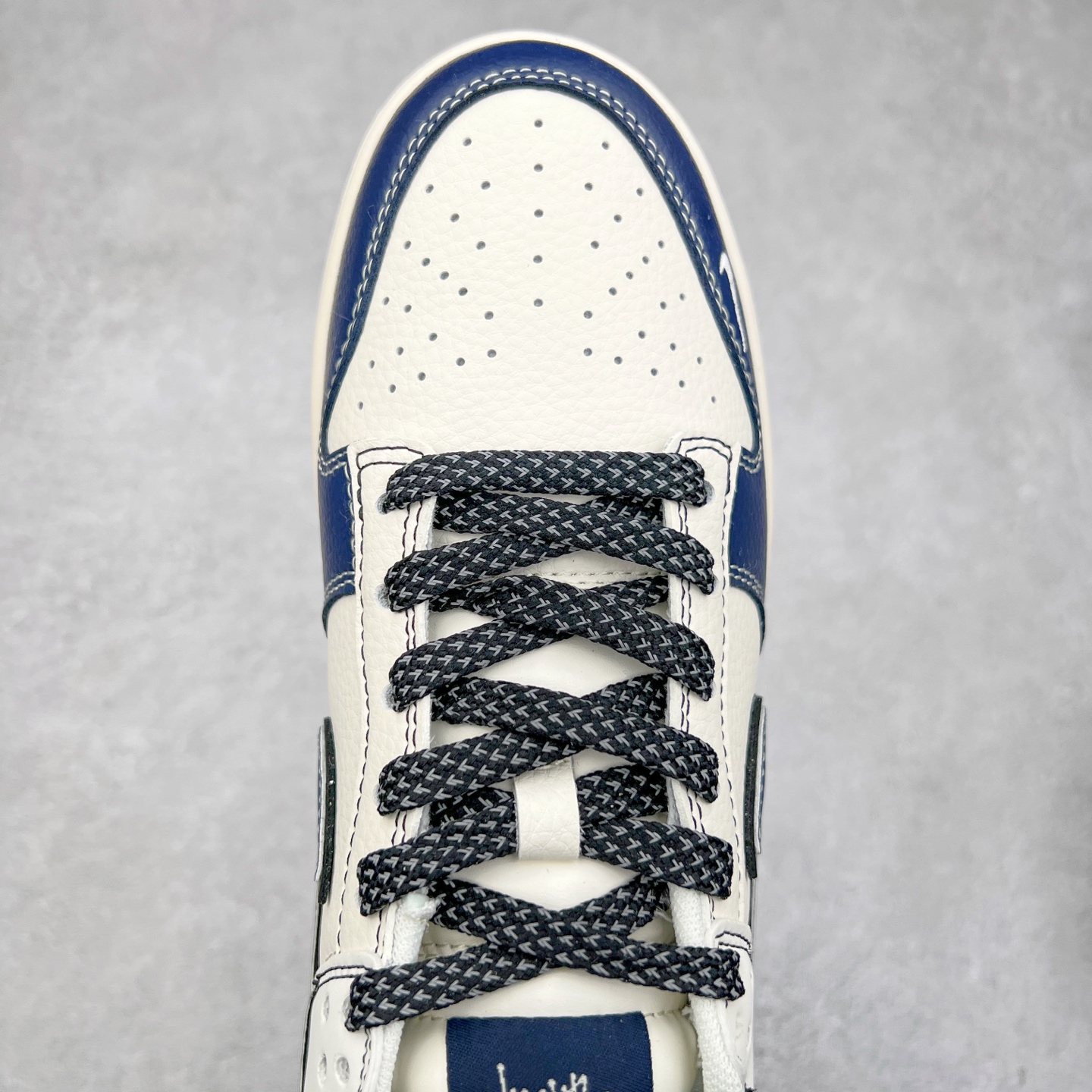 图片[4]-NK Dunk Low 定制配色 ZH2598-226 大厂出品 极力推荐 原装头层材料 独家版型蒸餾加工帶來的是更好的视觉和脚感体验大厂纯原品质出货 清洁度 电绣工艺 皮料切割干净无任何毛边 细节完美 实拍调校N版已经零色差零失真 百分百还原实物色彩所见即所得 不存在货不对板色差等低级问题 选购参考实物拍摄 不混卖不参货 只用心做好货严格选品 承诺混一赔十 尺码：36 36.5 37.5 38 38.5 39 40 40.5 41 42 42.5 43 44 44.5 45-选品中心