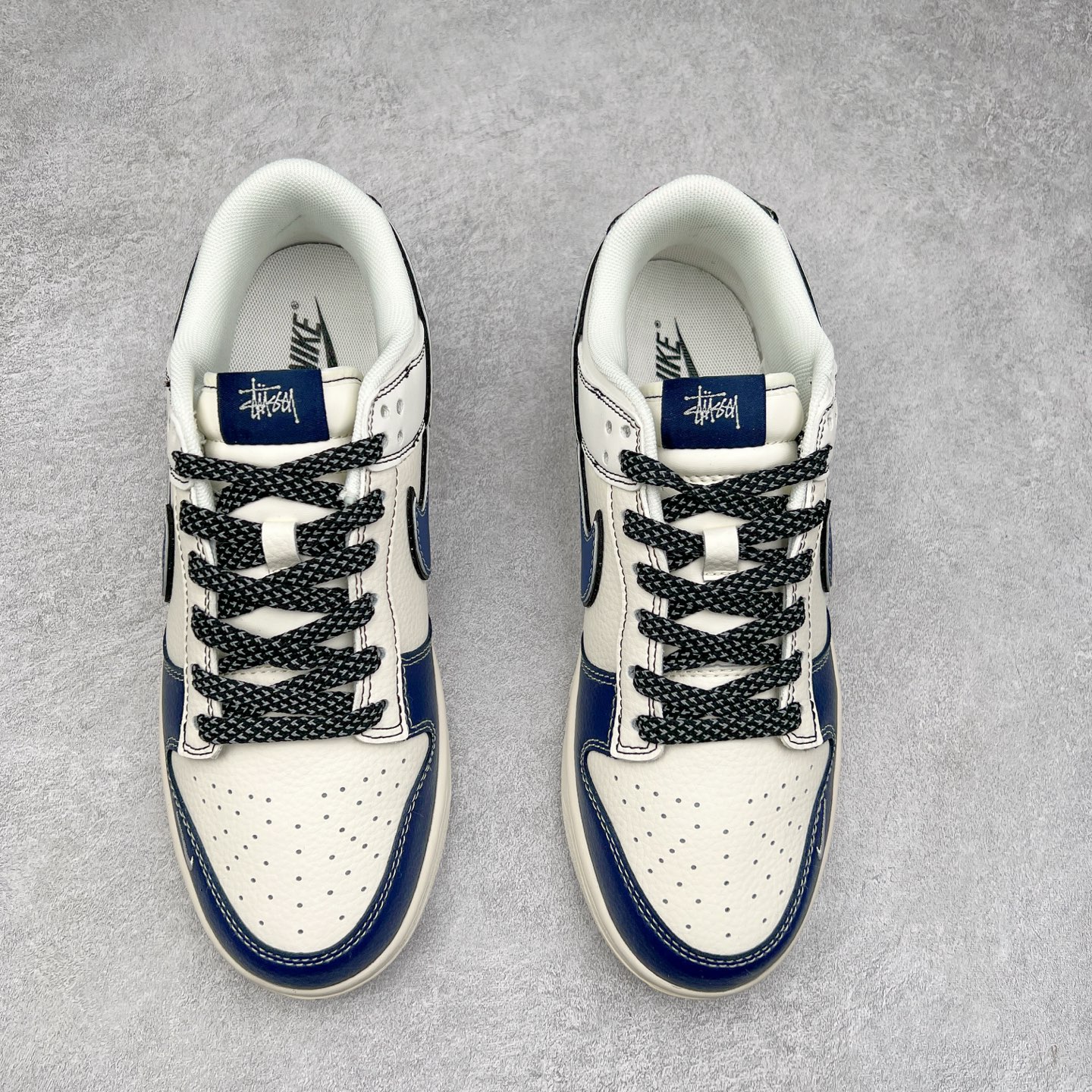 图片[2]-NK Dunk Low 定制配色 ZH2598-226 大厂出品 极力推荐 原装头层材料 独家版型蒸餾加工帶來的是更好的视觉和脚感体验大厂纯原品质出货 清洁度 电绣工艺 皮料切割干净无任何毛边 细节完美 实拍调校N版已经零色差零失真 百分百还原实物色彩所见即所得 不存在货不对板色差等低级问题 选购参考实物拍摄 不混卖不参货 只用心做好货严格选品 承诺混一赔十 尺码：36 36.5 37.5 38 38.5 39 40 40.5 41 42 42.5 43 44 44.5 45-选品中心
