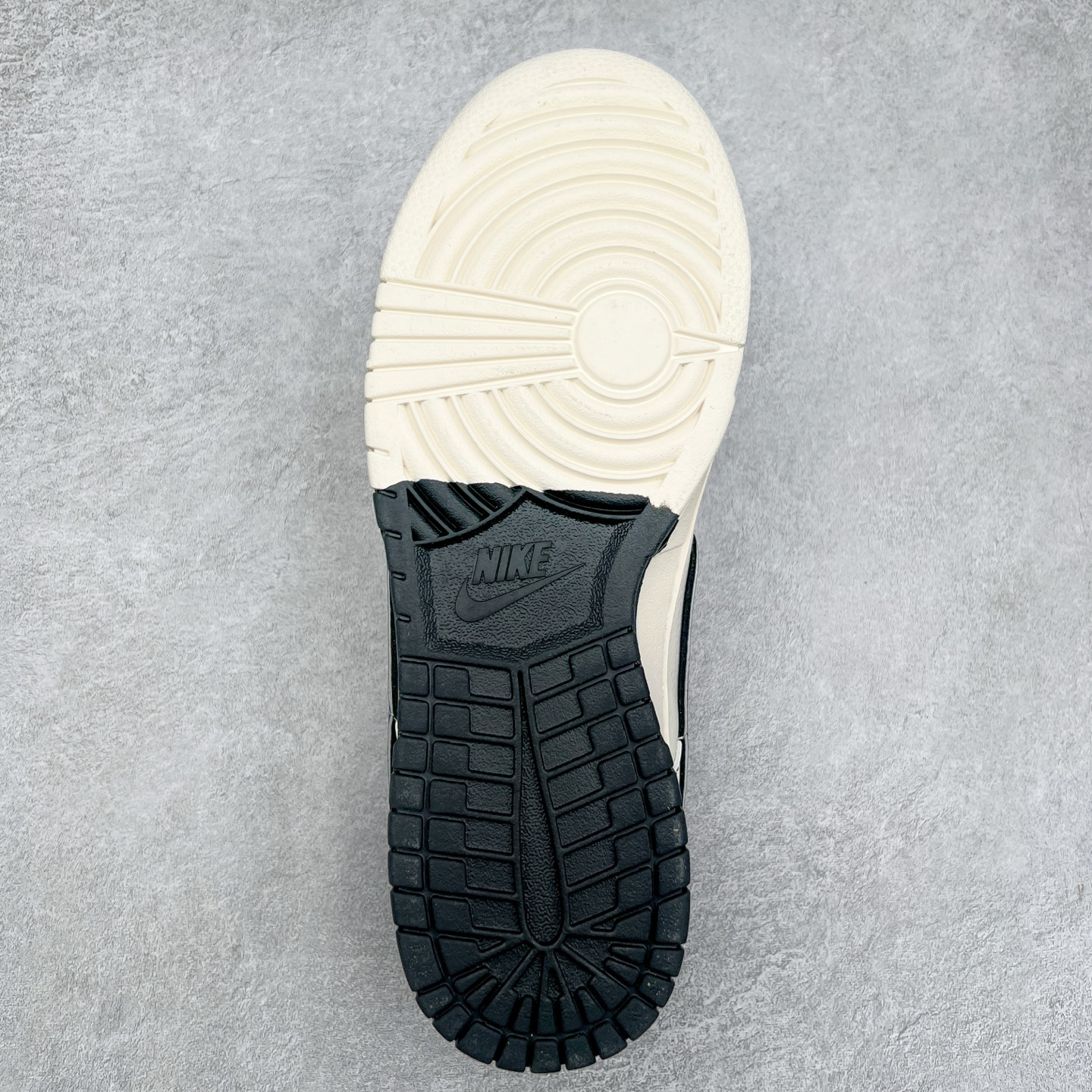 图片[9]-NK Dunk Low 定制配色 ZH2598-226 大厂出品 极力推荐 原装头层材料 独家版型蒸餾加工帶來的是更好的视觉和脚感体验大厂纯原品质出货 清洁度 电绣工艺 皮料切割干净无任何毛边 细节完美 实拍调校N版已经零色差零失真 百分百还原实物色彩所见即所得 不存在货不对板色差等低级问题 选购参考实物拍摄 不混卖不参货 只用心做好货严格选品 承诺混一赔十 尺码：36 36.5 37.5 38 38.5 39 40 40.5 41 42 42.5 43 44 44.5 45-选品中心