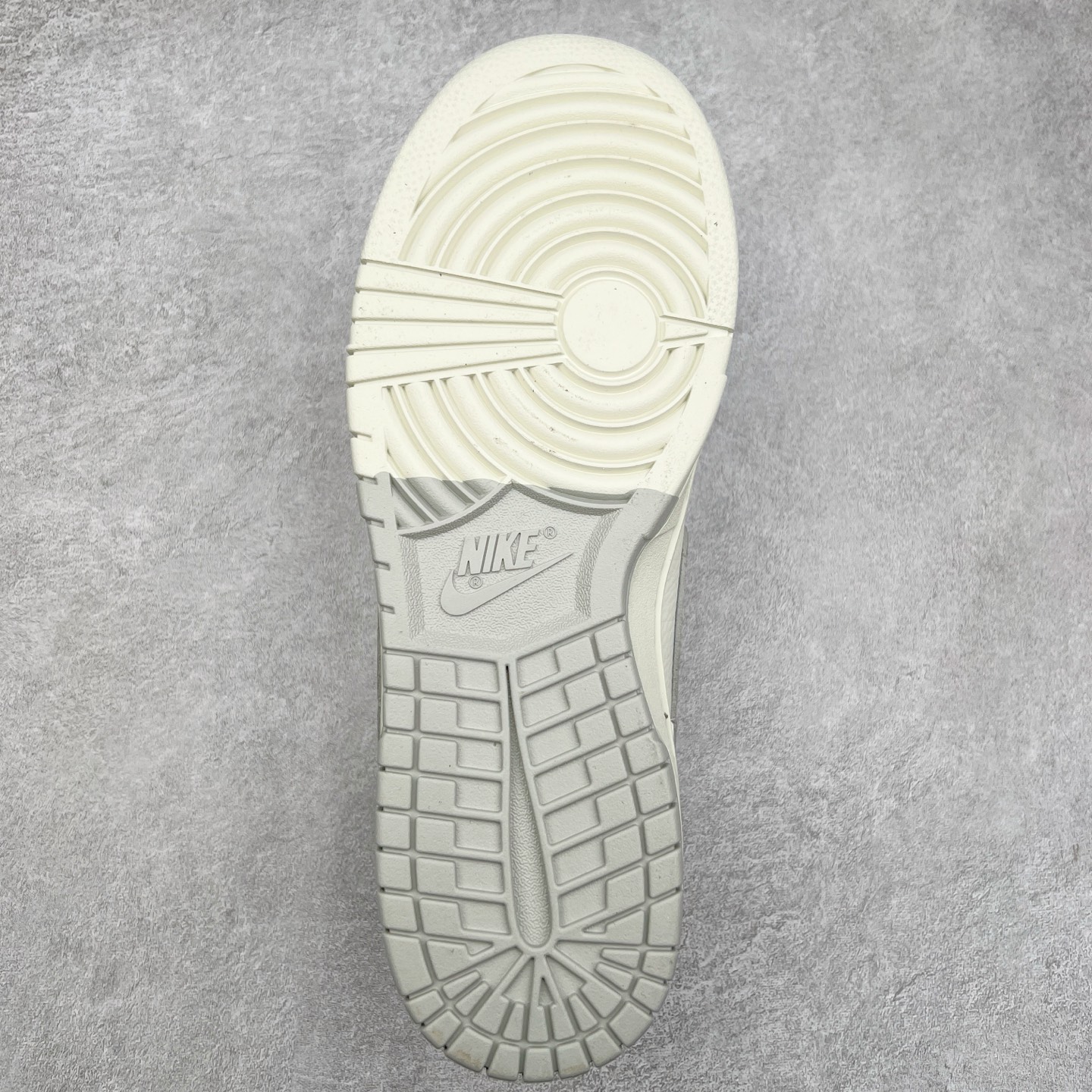 图片[9]-NK Dunk Low 定制配色 SC9207-401 大厂出品 极力推荐 原装头层材料 独家版型蒸餾加工帶來的是更好的视觉和脚感体验大厂纯原品质出货 清洁度 电绣工艺 皮料切割干净无任何毛边 细节完美 实拍调校N版已经零色差零失真 百分百还原实物色彩所见即所得 不存在货不对板色差等低级问题 选购参考实物拍摄 不混卖不参货 只用心做好货严格选品 承诺混一赔十 尺码：36 36.5 37.5 38 38.5 39 40 40.5 41 42 42.5 43 44 44.5 45-选品中心