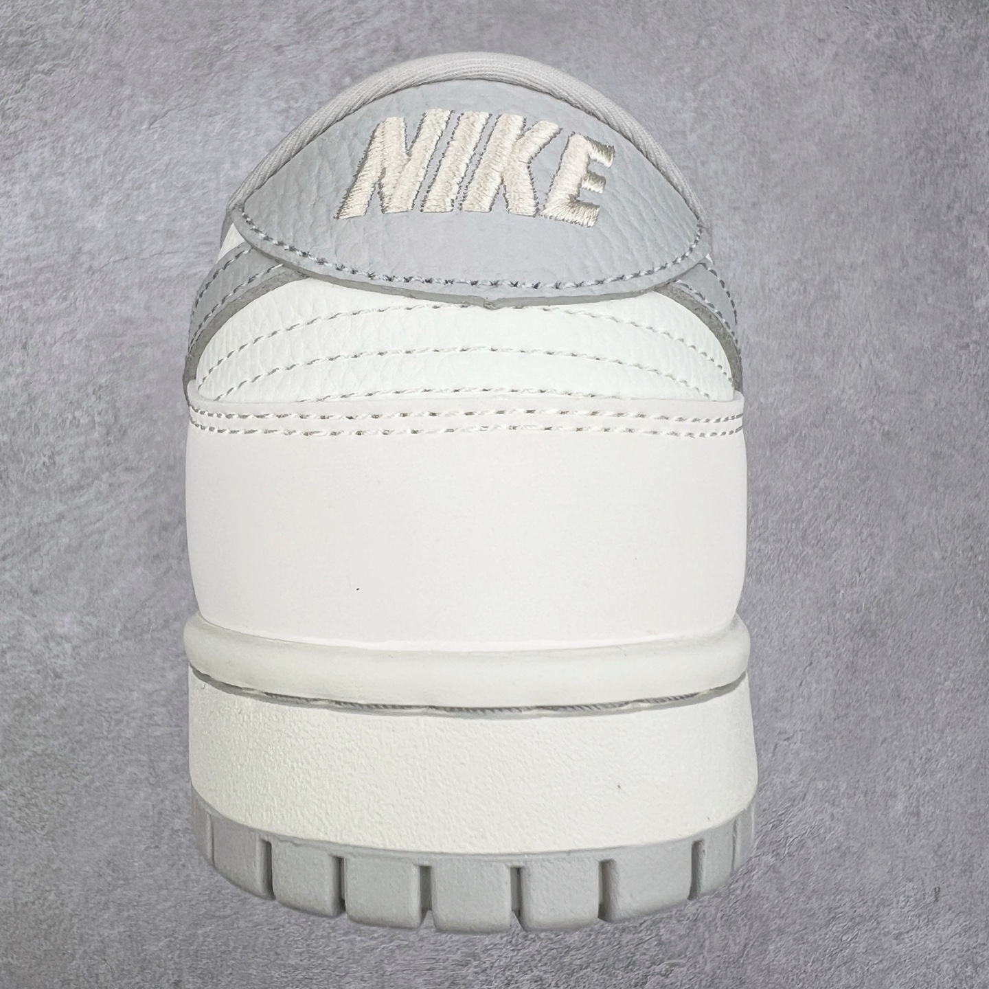 图片[8]-NK Dunk Low 定制配色 SC9207-401 大厂出品 极力推荐 原装头层材料 独家版型蒸餾加工帶來的是更好的视觉和脚感体验大厂纯原品质出货 清洁度 电绣工艺 皮料切割干净无任何毛边 细节完美 实拍调校N版已经零色差零失真 百分百还原实物色彩所见即所得 不存在货不对板色差等低级问题 选购参考实物拍摄 不混卖不参货 只用心做好货严格选品 承诺混一赔十 尺码：36 36.5 37.5 38 38.5 39 40 40.5 41 42 42.5 43 44 44.5 45-选品中心