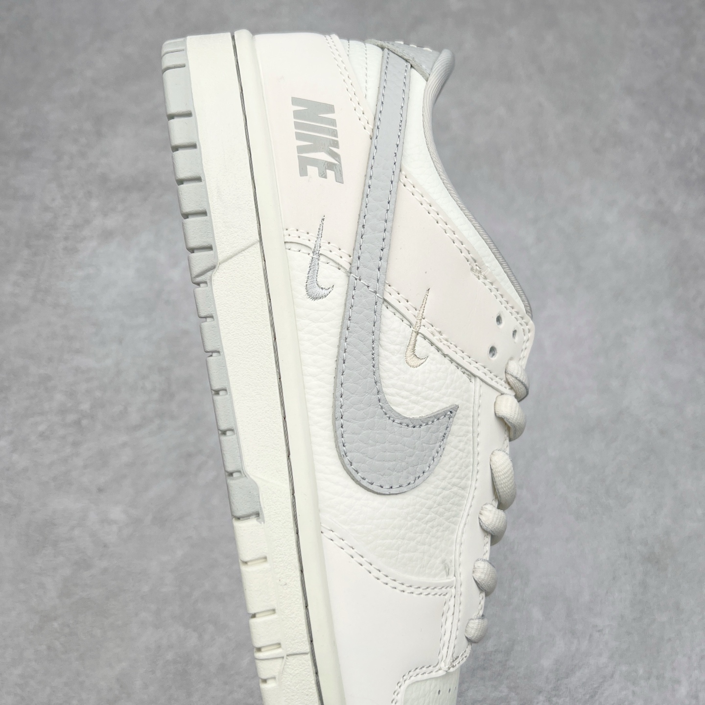 图片[6]-NK Dunk Low 定制配色 SC9207-401 大厂出品 极力推荐 原装头层材料 独家版型蒸餾加工帶來的是更好的视觉和脚感体验大厂纯原品质出货 清洁度 电绣工艺 皮料切割干净无任何毛边 细节完美 实拍调校N版已经零色差零失真 百分百还原实物色彩所见即所得 不存在货不对板色差等低级问题 选购参考实物拍摄 不混卖不参货 只用心做好货严格选品 承诺混一赔十 尺码：36 36.5 37.5 38 38.5 39 40 40.5 41 42 42.5 43 44 44.5 45-选品中心