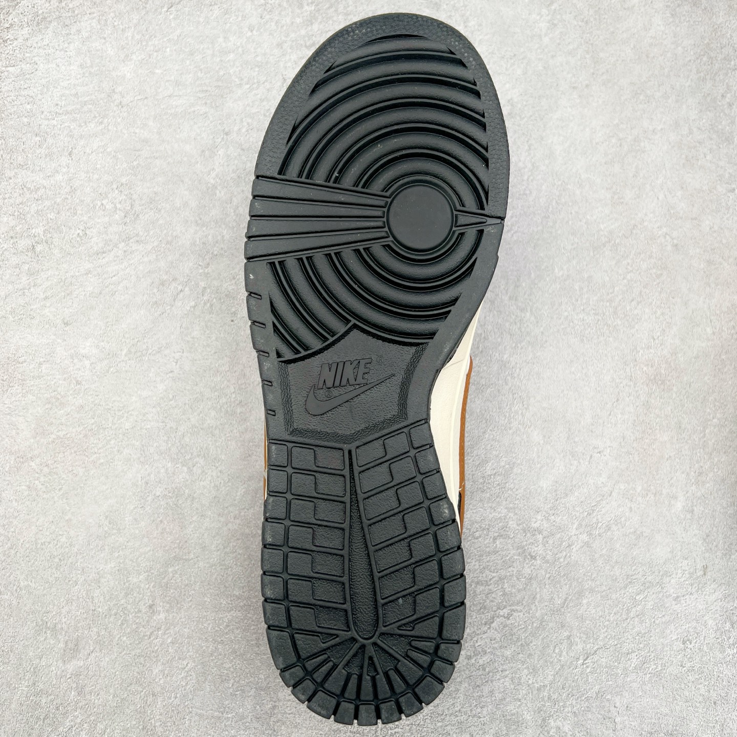 图片[9]-NK Dunk Low 定制配色 SJ2068-312 大厂出品 极力推荐 原装头层材料 独家版型蒸餾加工帶來的是更好的视觉和脚感体验大厂纯原品质出货 清洁度 电绣工艺 皮料切割干净无任何毛边 细节完美 实拍调校N版已经零色差零失真 百分百还原实物色彩所见即所得 不存在货不对板色差等低级问题 选购参考实物拍摄 不混卖不参货 只用心做好货严格选品 承诺混一赔十 尺码：36 36.5 37.5 38 38.5 39 40 40.5 41 42 42.5 43 44 44.5 45-选品中心