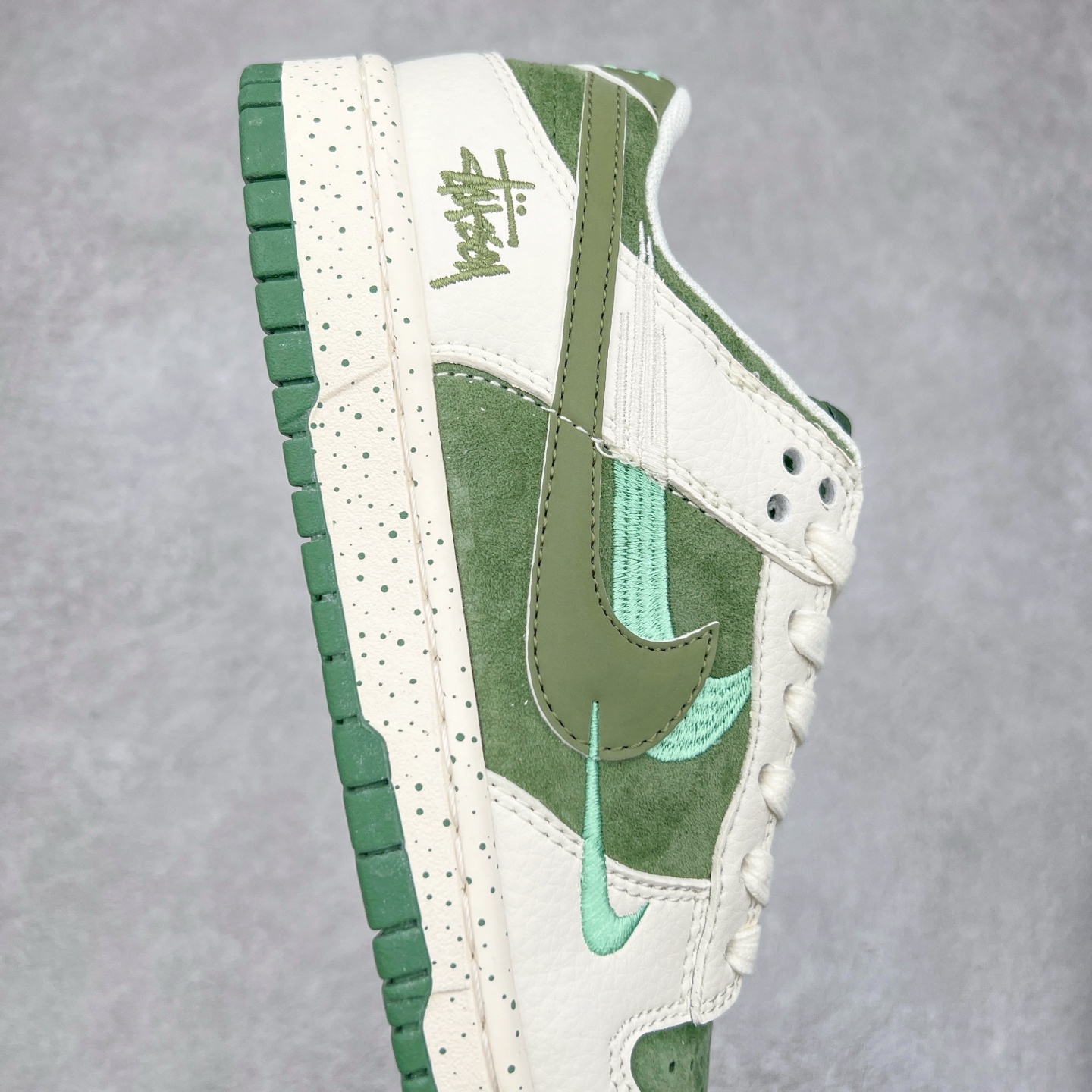 图片[6]-NK Dunk Low 定制配色 DQ1098-396 大厂出品 极力推荐 原装头层材料 独家版型蒸餾加工帶來的是更好的视觉和脚感体验大厂纯原品质出货 清洁度 电绣工艺 皮料切割干净无任何毛边 细节完美 实拍调校N版已经零色差零失真 百分百还原实物色彩所见即所得 不存在货不对板色差等低级问题 选购参考实物拍摄 不混卖不参货 只用心做好货严格选品 承诺混一赔十 尺码：36 36.5 37.5 38 38.5 39 40 40.5 41 42 42.5 43 44 44.5 45-选品中心