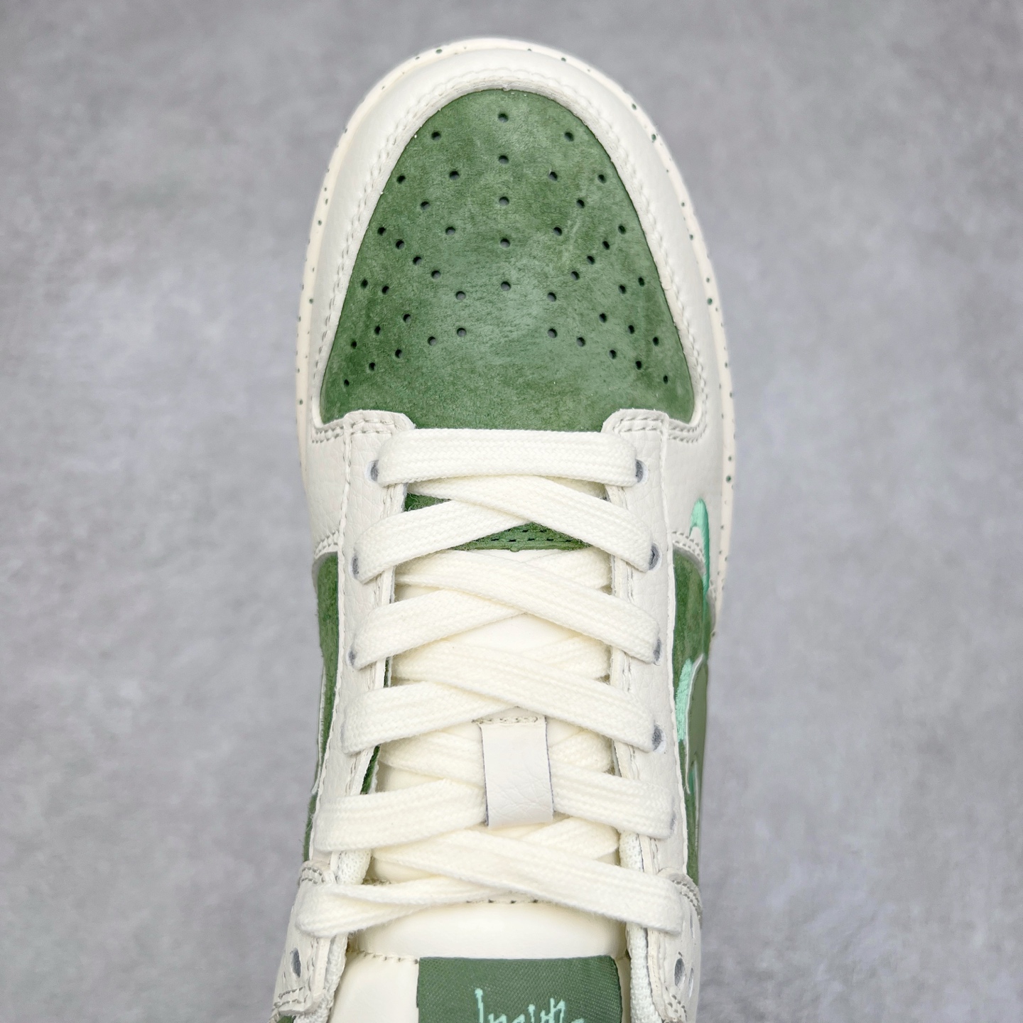 图片[4]-NK Dunk Low 定制配色 DQ1098-396 大厂出品 极力推荐 原装头层材料 独家版型蒸餾加工帶來的是更好的视觉和脚感体验大厂纯原品质出货 清洁度 电绣工艺 皮料切割干净无任何毛边 细节完美 实拍调校N版已经零色差零失真 百分百还原实物色彩所见即所得 不存在货不对板色差等低级问题 选购参考实物拍摄 不混卖不参货 只用心做好货严格选品 承诺混一赔十 尺码：36 36.5 37.5 38 38.5 39 40 40.5 41 42 42.5 43 44 44.5 45-选品中心