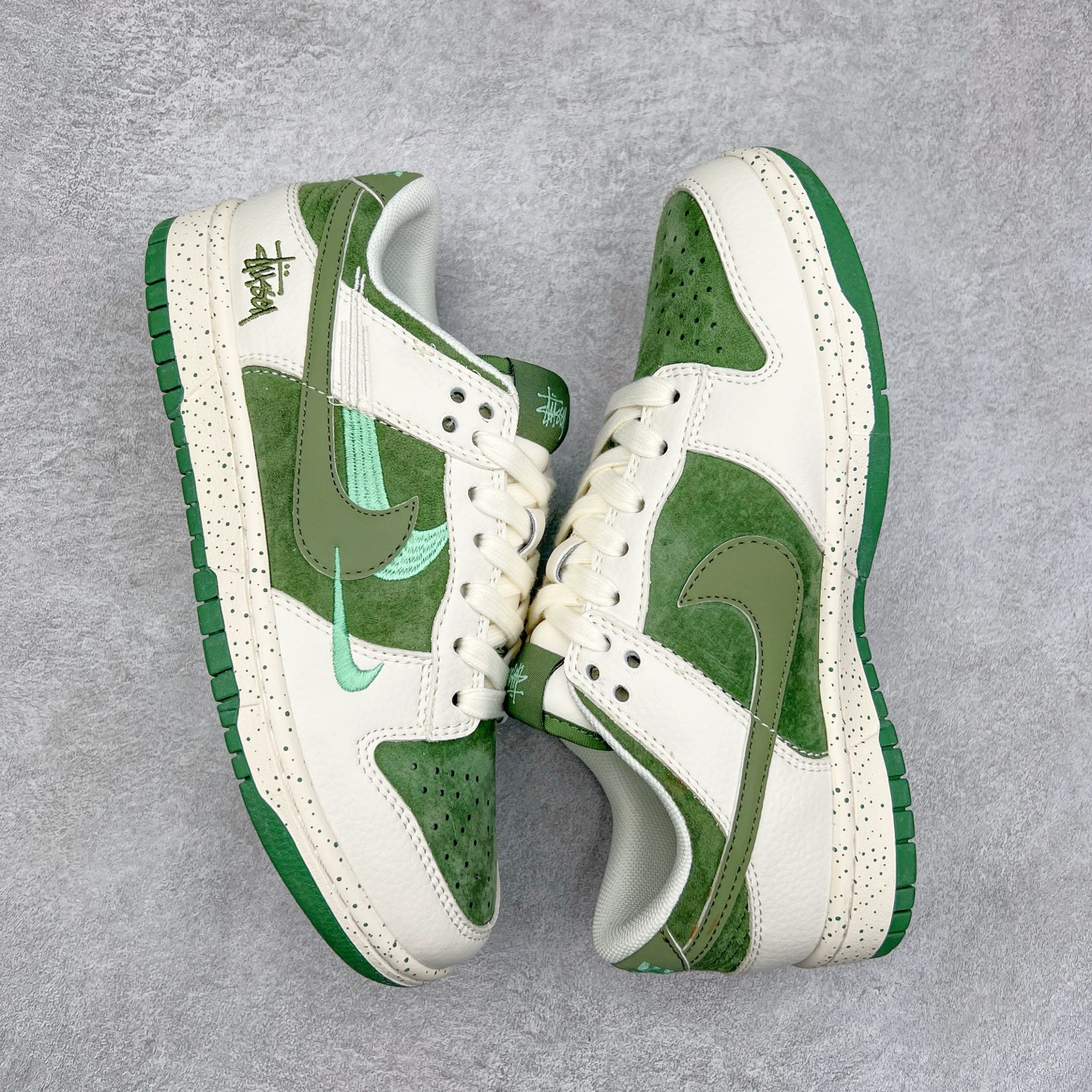 图片[3]-NK Dunk Low 定制配色 DQ1098-396 大厂出品 极力推荐 原装头层材料 独家版型蒸餾加工帶來的是更好的视觉和脚感体验大厂纯原品质出货 清洁度 电绣工艺 皮料切割干净无任何毛边 细节完美 实拍调校N版已经零色差零失真 百分百还原实物色彩所见即所得 不存在货不对板色差等低级问题 选购参考实物拍摄 不混卖不参货 只用心做好货严格选品 承诺混一赔十 尺码：36 36.5 37.5 38 38.5 39 40 40.5 41 42 42.5 43 44 44.5 45-选品中心