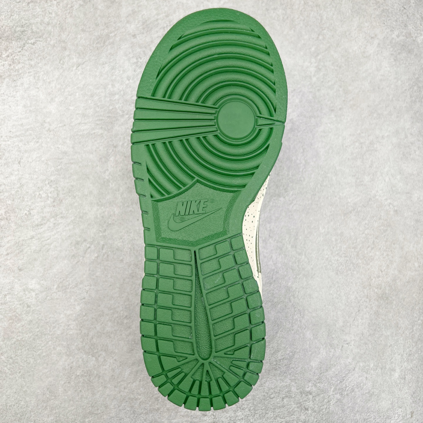 图片[9]-NK Dunk Low 定制配色 DQ1098-396 大厂出品 极力推荐 原装头层材料 独家版型蒸餾加工帶來的是更好的视觉和脚感体验大厂纯原品质出货 清洁度 电绣工艺 皮料切割干净无任何毛边 细节完美 实拍调校N版已经零色差零失真 百分百还原实物色彩所见即所得 不存在货不对板色差等低级问题 选购参考实物拍摄 不混卖不参货 只用心做好货严格选品 承诺混一赔十 尺码：36 36.5 37.5 38 38.5 39 40 40.5 41 42 42.5 43 44 44.5 45-选品中心