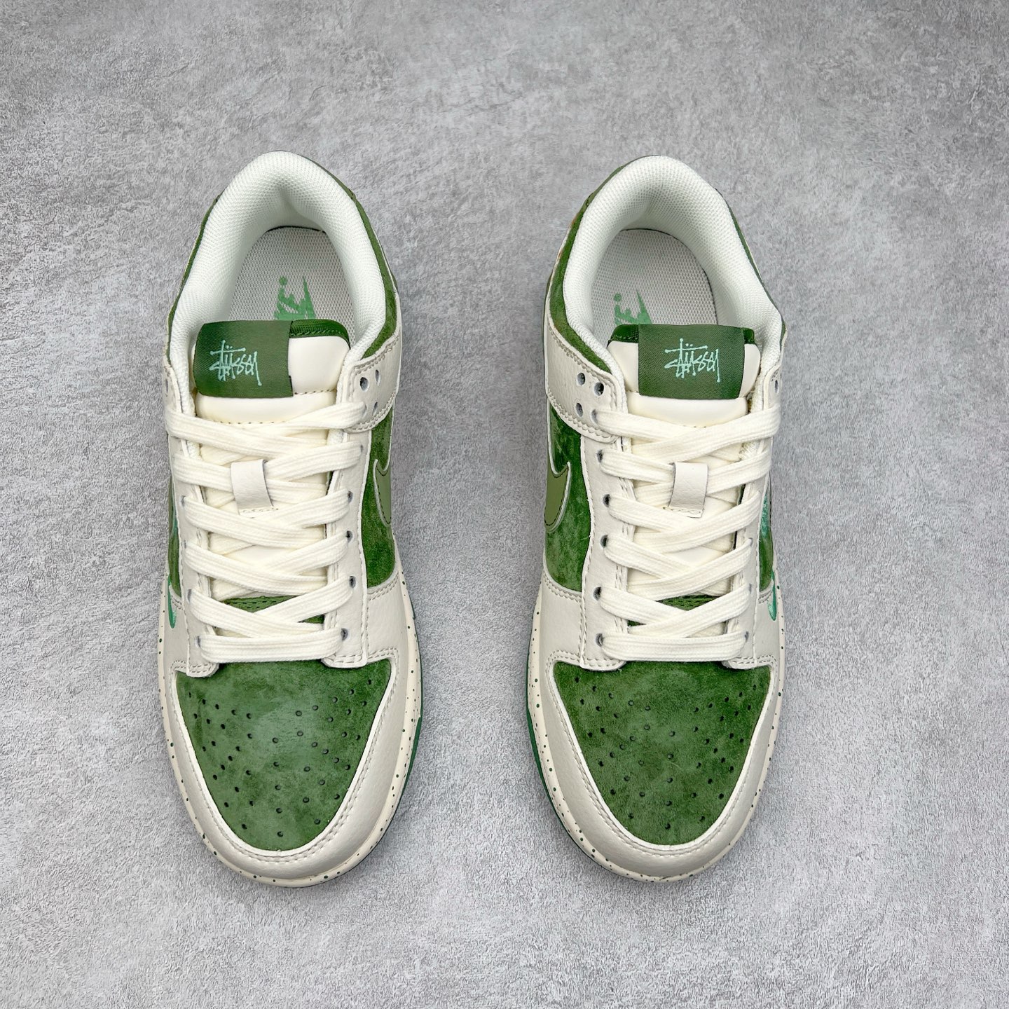 图片[2]-NK Dunk Low 定制配色 DQ1098-396 大厂出品 极力推荐 原装头层材料 独家版型蒸餾加工帶來的是更好的视觉和脚感体验大厂纯原品质出货 清洁度 电绣工艺 皮料切割干净无任何毛边 细节完美 实拍调校N版已经零色差零失真 百分百还原实物色彩所见即所得 不存在货不对板色差等低级问题 选购参考实物拍摄 不混卖不参货 只用心做好货严格选品 承诺混一赔十 尺码：36 36.5 37.5 38 38.5 39 40 40.5 41 42 42.5 43 44 44.5 45-选品中心