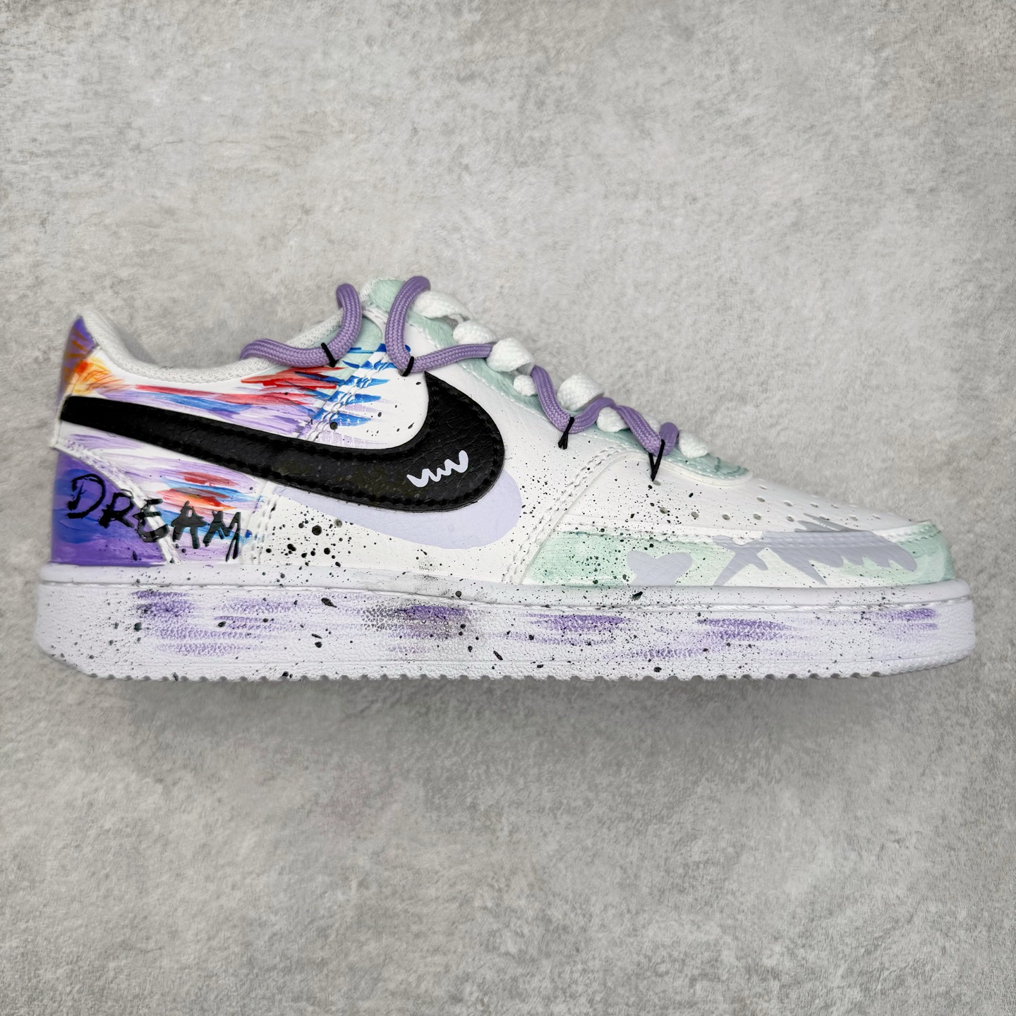 NK Court Vision 1 “镜之魅影”手绘涂鸦定制板鞋 DH2987-077 在那幽谧昏暗的房间里，一面古老的镜子静静伫立，镜面斑驳，裂痕交错，镜之魅影，它不仅是一面镜子的神秘力量，更是我们内心深处对自我的追寻和探索。尺码：36 36.5 37.5 38 38.5 39 40 40.5 41 42 42.5 43 44 44.5 45-选品中心