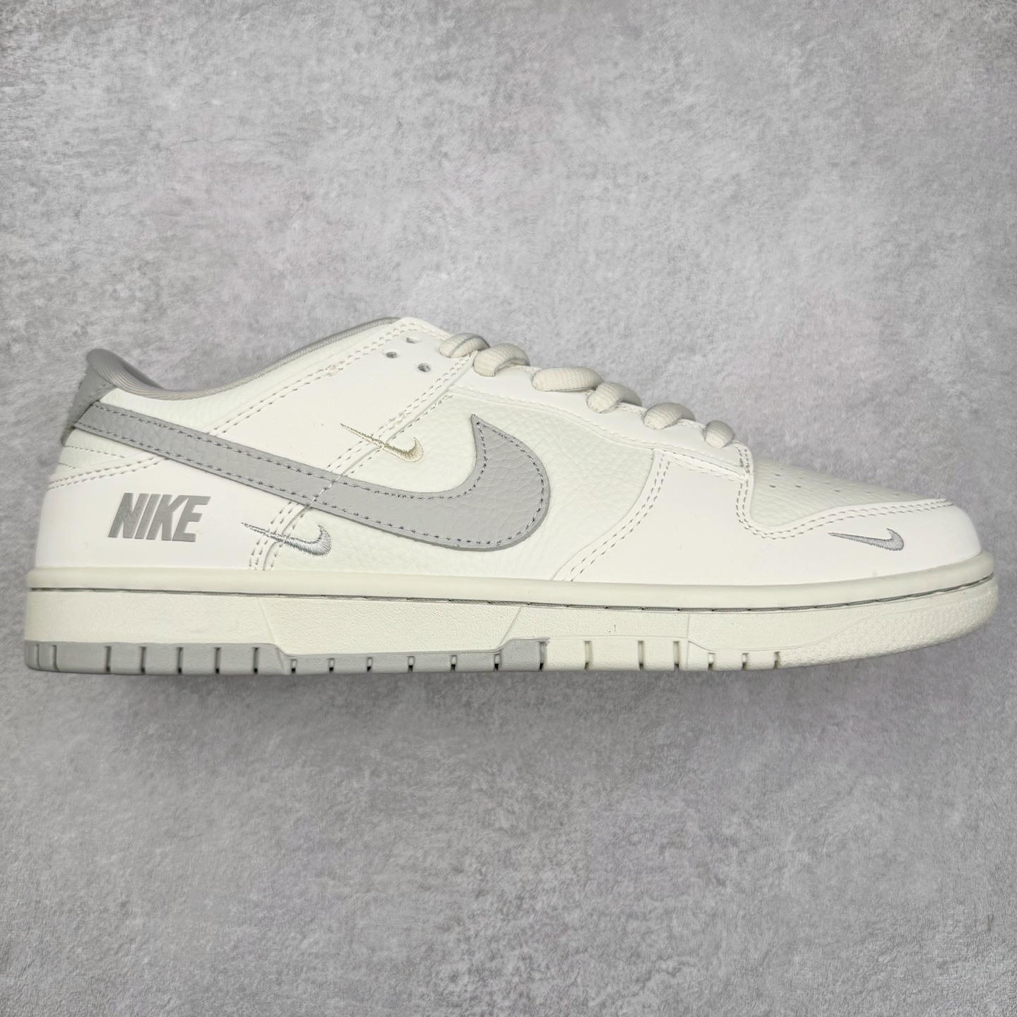 NK Dunk Low 定制配色 SC9207-401 大厂出品 极力推荐 原装头层材料 独家版型蒸餾加工帶來的是更好的视觉和脚感体验大厂纯原品质出货 清洁度 电绣工艺 皮料切割干净无任何毛边 细节完美 实拍调校N版已经零色差零失真 百分百还原实物色彩所见即所得 不存在货不对板色差等低级问题 选购参考实物拍摄 不混卖不参货 只用心做好货严格选品 承诺混一赔十 尺码：36 36.5 37.5 38 38.5 39 40 40.5 41 42 42.5 43 44 44.5 45-选品中心