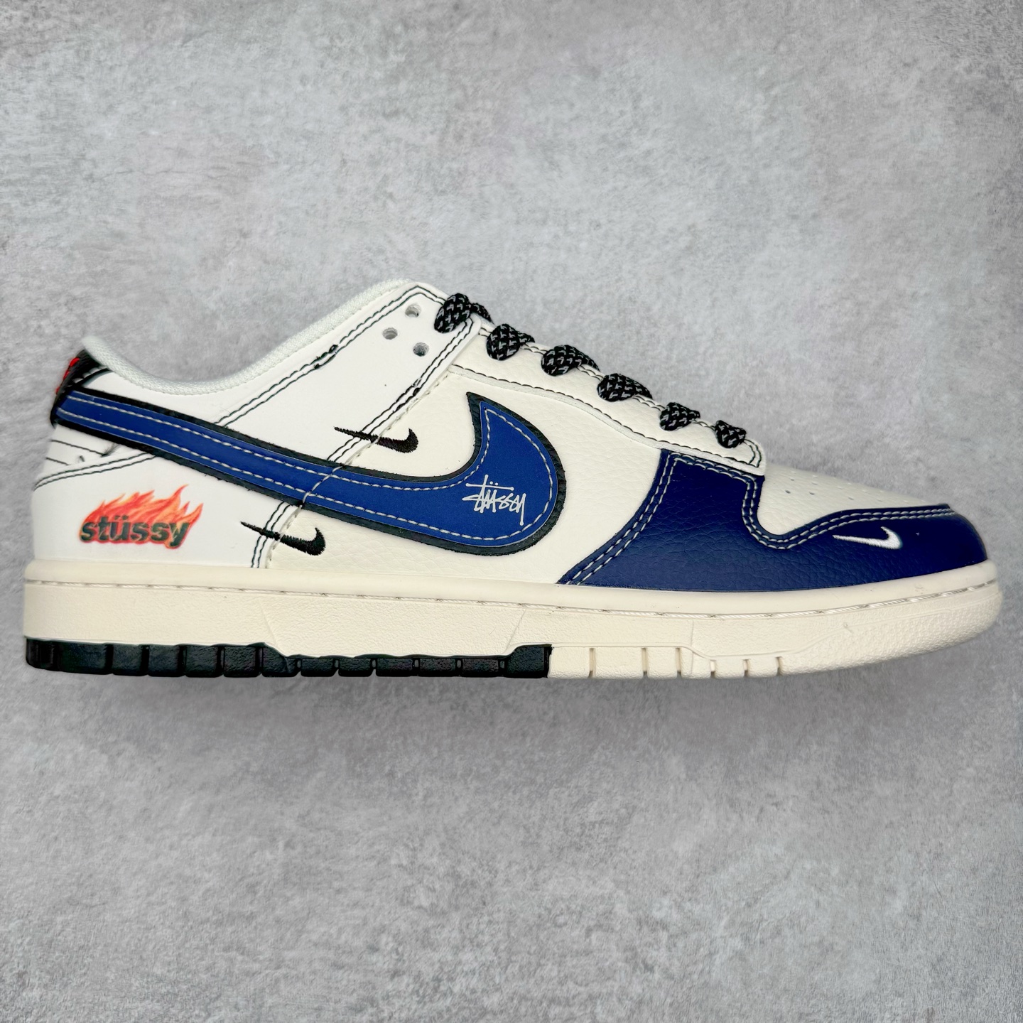 NK Dunk Low 定制配色 ZH2598-226 大厂出品 极力推荐 原装头层材料 独家版型蒸餾加工帶來的是更好的视觉和脚感体验大厂纯原品质出货 清洁度 电绣工艺 皮料切割干净无任何毛边 细节完美 实拍调校N版已经零色差零失真 百分百还原实物色彩所见即所得 不存在货不对板色差等低级问题 选购参考实物拍摄 不混卖不参货 只用心做好货严格选品 承诺混一赔十 尺码：36 36.5 37.5 38 38.5 39 40 40.5 41 42 42.5 43 44 44.5 45-选品中心