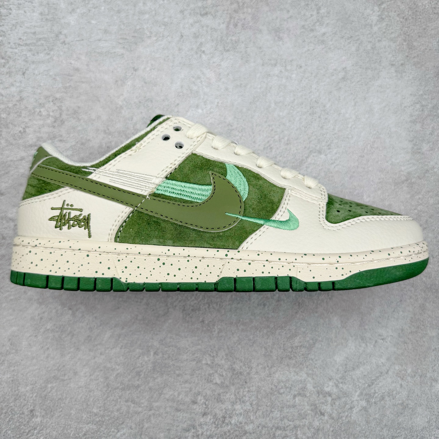 NK Dunk Low 定制配色 DQ1098-396 大厂出品 极力推荐 原装头层材料 独家版型蒸餾加工帶來的是更好的视觉和脚感体验大厂纯原品质出货 清洁度 电绣工艺 皮料切割干净无任何毛边 细节完美 实拍调校N版已经零色差零失真 百分百还原实物色彩所见即所得 不存在货不对板色差等低级问题 选购参考实物拍摄 不混卖不参货 只用心做好货严格选品 承诺混一赔十 尺码：36 36.5 37.5 38 38.5 39 40 40.5 41 42 42.5 43 44 44.5 45-选品中心