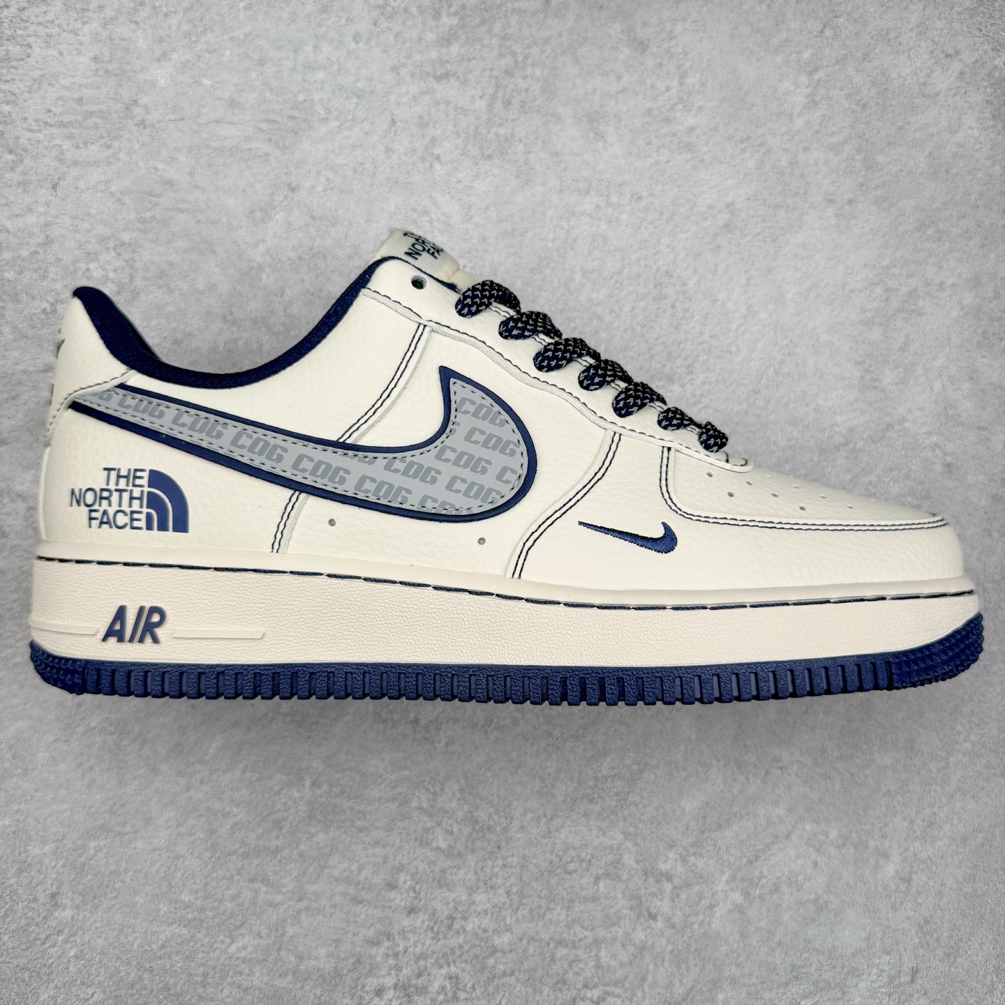 NK Air Force 1´07 Low 空军一号低帮百搭休闲运动板鞋 HH7518-051 柔软、弹性十足的缓震性能和出色的中底设计 横跨复古与现代的外型结合 造就出风靡全球 三十多年的Force 1 直到今天还深受青睐 实拍调校N版已经零色差零失真 百分百还原实物色彩所见即所得 不存在货不对板色差等低级问题 选购参考实物拍摄 不混卖不参货 只用心做好货严格选品 承诺混一赔十 尺码：36 36.5 37.5 38 38.5 39 40 40.5 41 42 42.5 43 44 44.5 45-选品中心