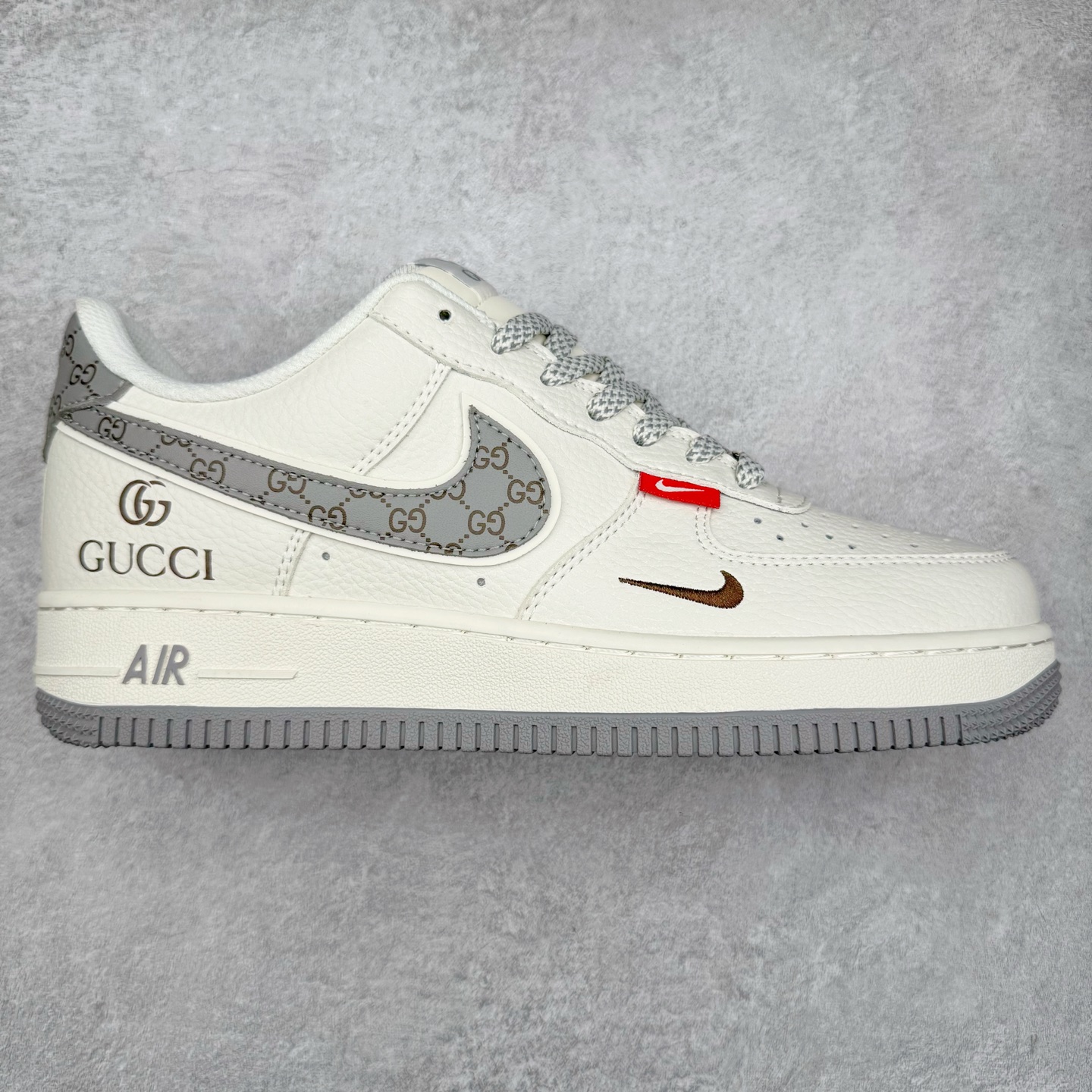 NK Air Force 1´07 Low 空军一号低帮百搭休闲运动板鞋 CS5288-001 柔软、弹性十足的缓震性能和出色的中底设计 横跨复古与现代的外型结合 造就出风靡全球 三十多年的Force 1 直到今天还深受青睐 实拍调校N版已经零色差零失真 百分百还原实物色彩所见即所得 不存在货不对板色差等低级问题 选购参考实物拍摄 不混卖不参货 只用心做好货严格选品 承诺混一赔十 尺码：36 36.5 37.5 38 38.5 39 40 40.5 41 42 42.5 43 44 44.5 45-选品中心