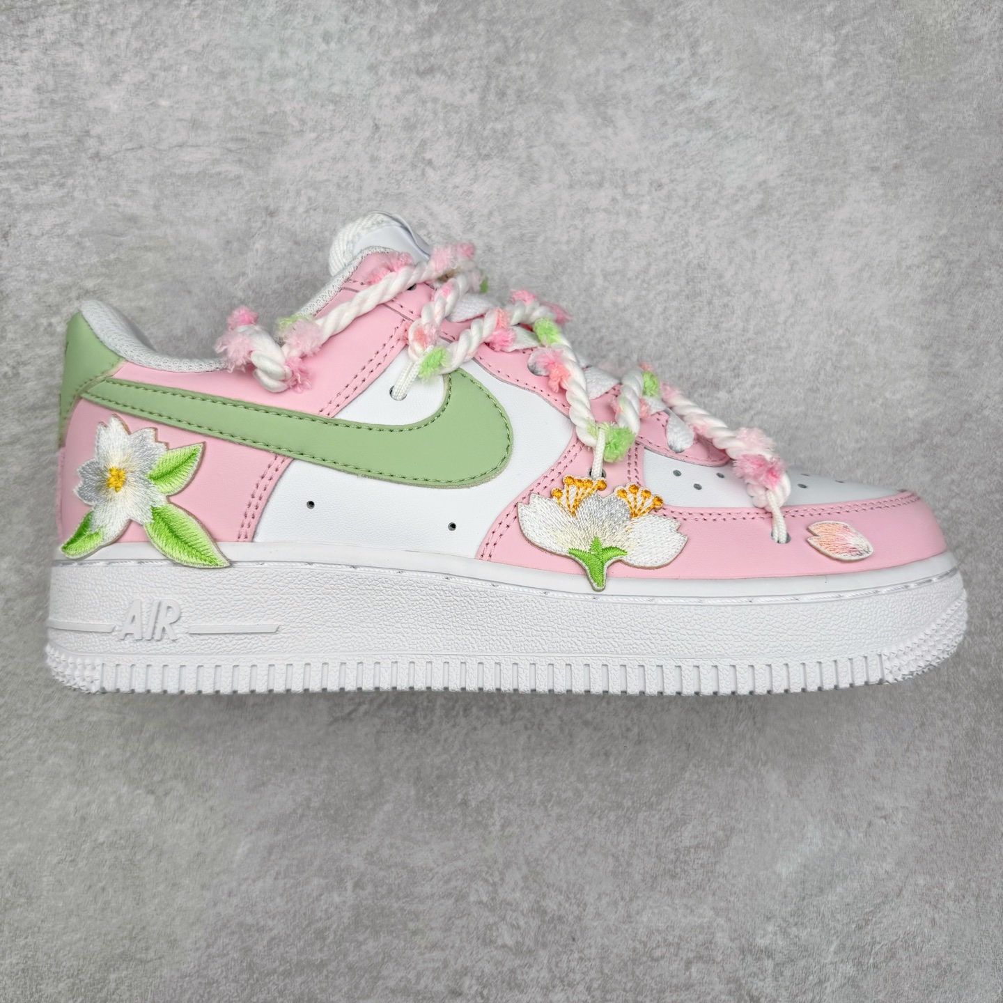 NK Air Force 1´07 Low 空军一号低帮百搭休闲运动板鞋 VV1999-013 柔软、弹性十足的缓震性能和出色的中底设计 横跨复古与现代的外型结合 造就出风靡全球 三十多年的Force 1 直到今天还深受青睐 实拍调校N版已经零色差零失真 百分百还原实物色彩所见即所得 不存在货不对板色差等低级问题 选购参考实物拍摄 不混卖不参货 只用心做好货严格选品 承诺混一赔十 尺码：36 36.5 37.5 38 38.5 39 40 40.5 41 42 42.5 43 44 44.5 45-选品中心