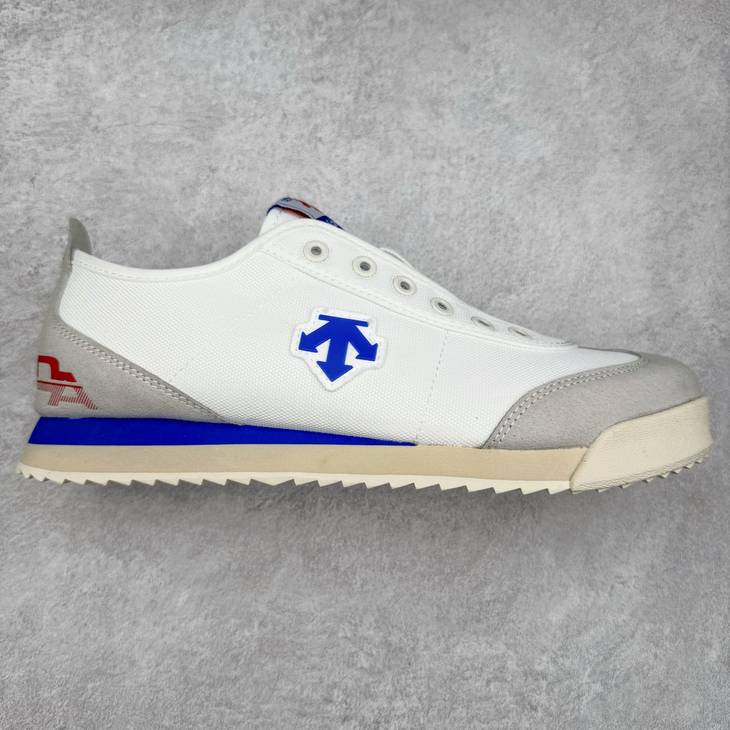 DESCENTE Sport Style Chron Racer迪桑特舒适百搭防滑耐磨低帮生活休闲鞋 是一款集复古与现代于一体的低帮跑步鞋 简洁的牛皮鞋面不仅彰显出时尚的质感 还适用于多种场合的穿搭 这款鞋子的透气性能极佳 轻质弹性鞋底则提供了良好的舒适度和耐磨性 使你在行走或跑步时都能感受到脚底的柔软与支撑 尺码：36 36.5 37.5 38 38.5 39 40 40.5 41 42 42.5 43 44 44.5 45-选品中心