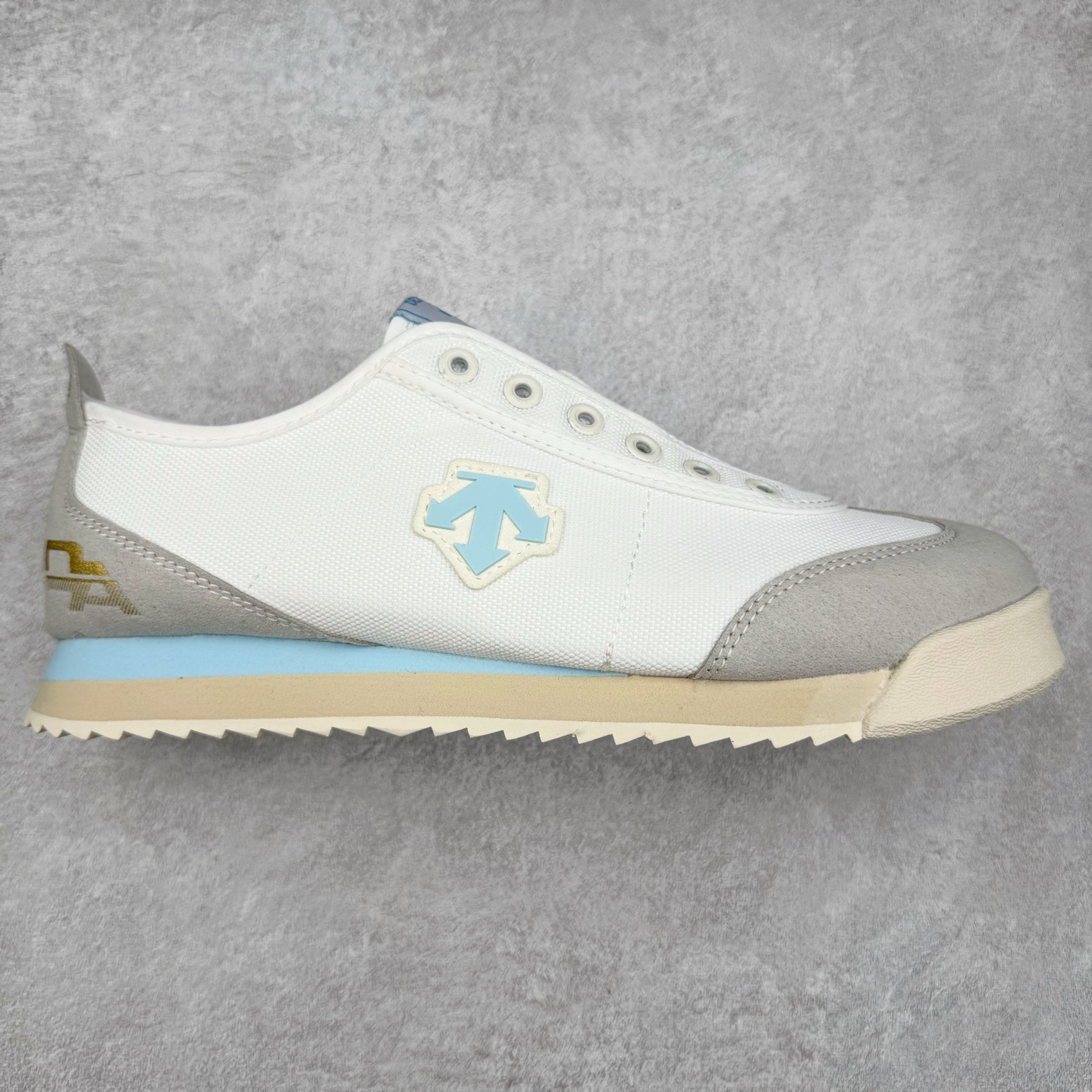 DESCENTE Sport Style Chron Racer迪桑特舒适百搭防滑耐磨低帮生活休闲鞋 是一款集复古与现代于一体的低帮跑步鞋 简洁的牛皮鞋面不仅彰显出时尚的质感 还适用于多种场合的穿搭 这款鞋子的透气性能极佳 轻质弹性鞋底则提供了良好的舒适度和耐磨性 使你在行走或跑步时都能感受到脚底的柔软与支撑 尺码：36 36.5 37.5 38 38.5 39 40 40.5 41 42 42.5 43 44 44.5 45-选品中心