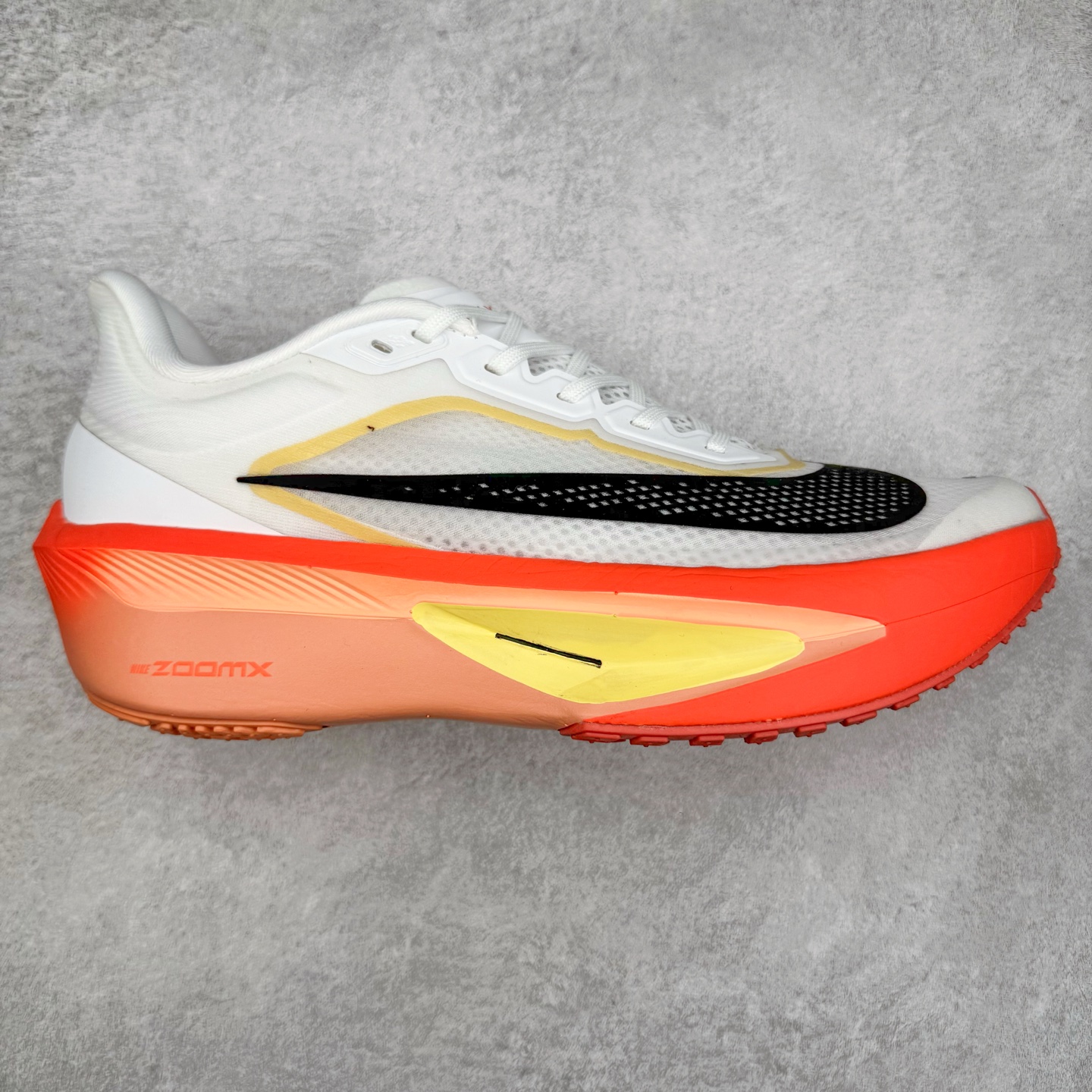 NK ZoomX Invincible Run Flyknit 6 轻量跑鞋 飞织低帮休闲运动慢跑鞋 厚底增高 老爹鞋 此鞋专为短跑运动员而生 是为 5 至 10 公里距离的赛事和训练打造 整体设计采用流线型的轻质工程网眼材质构成鞋面 并与其他 Running 旗舰鞋款同样搭载全脚掌 ZoomX 缓冲中底 搭配 Pebax 物料与橡胶外底 ZoomX StreakFly 首发配色以Prototype呈现 其灵感是来自开发期间的磨损测试 透过编号的标记与内侧的预期跑步距离突出研发过程 货号： IB6657-108 尺码：36 36.5 37.5 38 38.5 39 40 40.5 41 42 42.5 43 44 45-选品中心