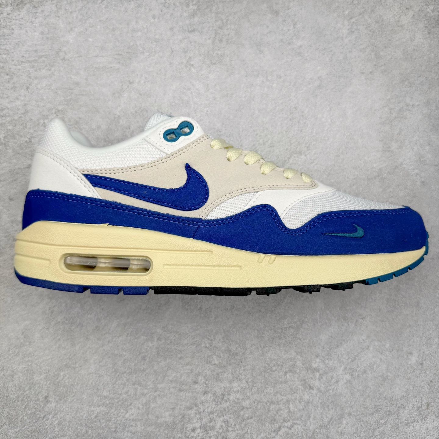 ＃超级福利 NK Air Max 1 初代复古气垫慢跑鞋 FQ8048-133 由Tinker Hatfeld和Mark Parker在1987年设计 灵感来自于巴黎蓬皮杜中心 在参观了蓬皮杜中心之后提出了Air Max的标志性开窗可视气垫的理念 并将其实际开发成功 是NK史上第一双可视气垫跑鞋 凭借着Air Max气垫带来的舒适脚感和鞋面面料上的不断精进才使得Air Max 1在现如今都是复古慢跑鞋的首选 深厚的历史渊源 独特的流线形设计 极为复古的外观使得它深受鞋迷的喜爱 尺码：36 36.5 37.5 38 38.5 39 40 40.5 41 42 42.5 43 44 44.5 45 46 47.5-选品中心