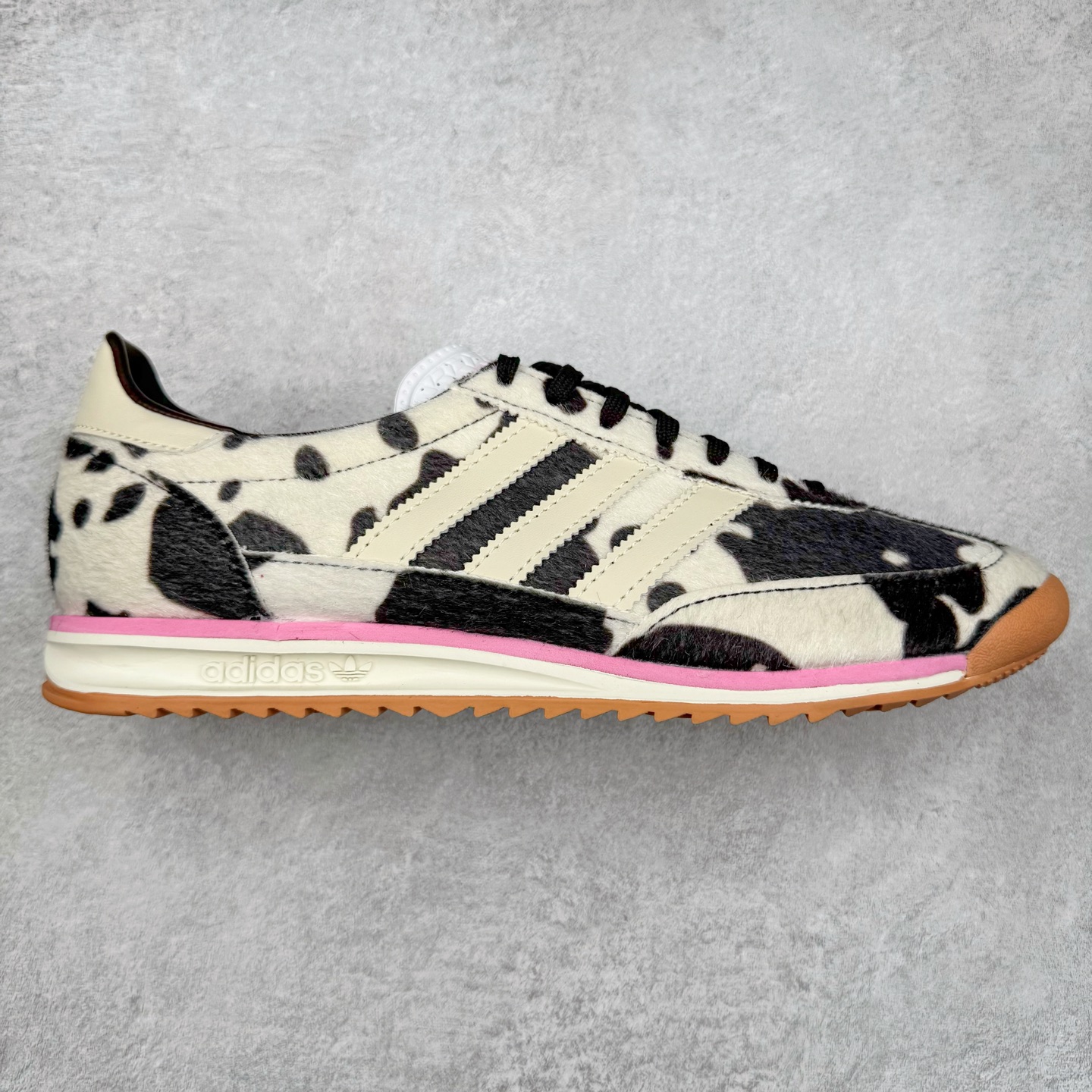 ＃纯原 AD Wmns SL72 OG 系列德训足球风百搭低帮休闲运动板鞋 JR1255 采用高弹EVA+MODEL+RB三层组合底 区别市面RB一体大底 三层组合鞋底重量与原鞋一致 Originals 将有「T 头鞋」造型的诞生于 1972 年的 SL72 鞋款复刻带回 各位买鞋又有新选择了 1972 年 SL72 问世后 引领了后来阿迪达斯的跑鞋发展方向 其中「SL」代表了 Super Light 彰显了产品轻便的特性 1972 年 SL72 问世后 引领了后来阿迪达斯的跑鞋发展方向 其中「SL」代表了 Super Light 彰显了产品轻便的特性 这次 Originals 延续其轻质经典的基因 带来男女两款 SL72 男生款带来 SL72 RS 鞋型 RS 意为 Reshaped（重塑）鞋款在保留了经典的外观基础上 在尼龙材质里增加了填充物 使鞋型更加挺立和饱满 鞋头则更加圆润 鞋底的 EVA 材质则增加了鞋款的高度 女生款则带来 SL72 OG W 鞋型 OG 顾名思义则是致敬经典款式 相较于 RS（Reshaped）鞋款 鞋身更加纤细 其整体鞋身轮廓、线条、细节、材质上尊崇 70 年代 SL72 的设计 还原经典味道 尺码：36 36⅔ 37⅓ 38 38⅔ 39⅓ 40 40⅔ 41⅓ 42 42⅔ 43⅓ 44 44⅔ 45-选品中心