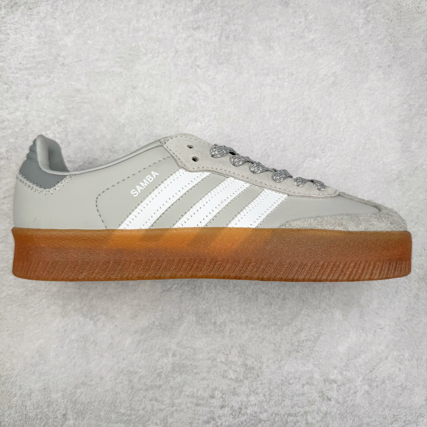 AD Samba XLG 桑巴舞加大厚底版系列德训风百搭松糕休闲运动板鞋生胶底 IE9108 自Originals Samba成功借势Blokecore风潮一跃成为街头巷尾的焦点鞋款后,不论是围绕Samba本身打造的各式「变种版本」,还是以Samba为蓝本打造联名鞋款,都成为了时尚潮流人士日常穿搭首选。Samba XLG是adidas Originals不断扩展XLG系列的一部分,旨在与年轻文化相契合,迎合那些希望通过个性时尚表达自我而不愿牺牲舒适度的年轻群体。街头时尚领域的Gen Z特别偏爱宽松的穿着风格。Samba XLG针对这一点做了创新。它在延续Samba OG经典设计的基础上,迎合年轻群体的穿着习惯,重塑为宽大的鞋身比例轮廓以及加厚中底,让消费者轻松展示自己独特的风格。全新的Samba XLG系列不仅迎合了当下年轻群体的穿搭习惯,加宽了鞋身比例以及将中底进一步增厚,在视觉比例上更加饱满,同时还保留了经典Samba的细节,这样一来,鞋迷朋友在穿搭上不仅能更加个性化,而且还能延续一定的复古感受。尺码：36 36⅔ 37⅓ 38 38⅔ 39⅓ 40 40⅔ 41⅓ 42 42⅔ 43⅓ 44 45-选品中心