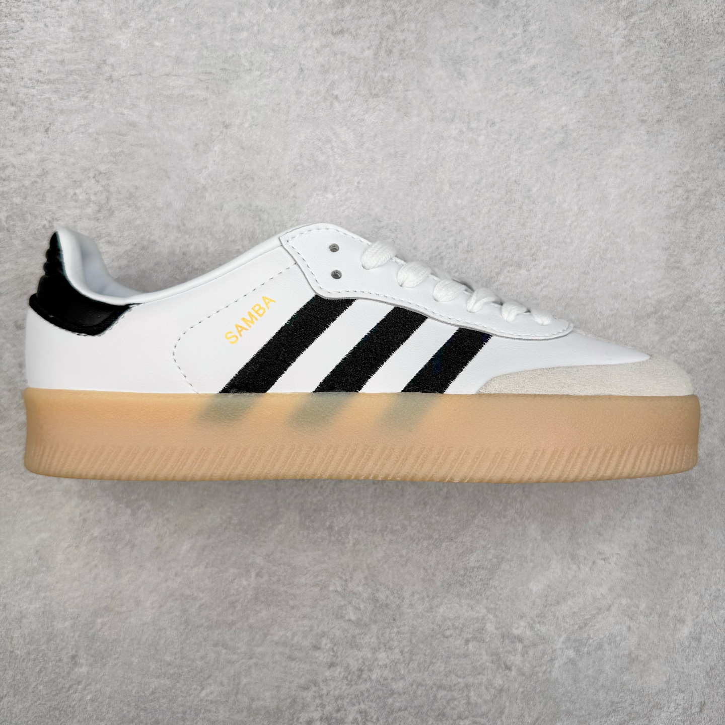 AD Samba XLG 桑巴舞加大厚底版系列德训风百搭松糕休闲运动板鞋生胶底 IG5744 自Originals Samba成功借势Blokecore风潮一跃成为街头巷尾的焦点鞋款后,不论是围绕Samba本身打造的各式「变种版本」,还是以Samba为蓝本打造联名鞋款,都成为了时尚潮流人士日常穿搭首选。Samba XLG是adidas Originals不断扩展XLG系列的一部分,旨在与年轻文化相契合,迎合那些希望通过个性时尚表达自我而不愿牺牲舒适度的年轻群体。街头时尚领域的Gen Z特别偏爱宽松的穿着风格。Samba XLG针对这一点做了创新。它在延续Samba OG经典设计的基础上,迎合年轻群体的穿着习惯,重塑为宽大的鞋身比例轮廓以及加厚中底,让消费者轻松展示自己独特的风格。全新的Samba XLG系列不仅迎合了当下年轻群体的穿搭习惯,加宽了鞋身比例以及将中底进一步增厚,在视觉比例上更加饱满,同时还保留了经典Samba的细节,这样一来,鞋迷朋友在穿搭上不仅能更加个性化,而且还能延续一定的复古感受。尺码：36 36⅔ 37⅓ 38 38⅔ 39⅓ 40 40⅔ 41⅓ 42 42⅔ 43⅓ 44 45-选品中心