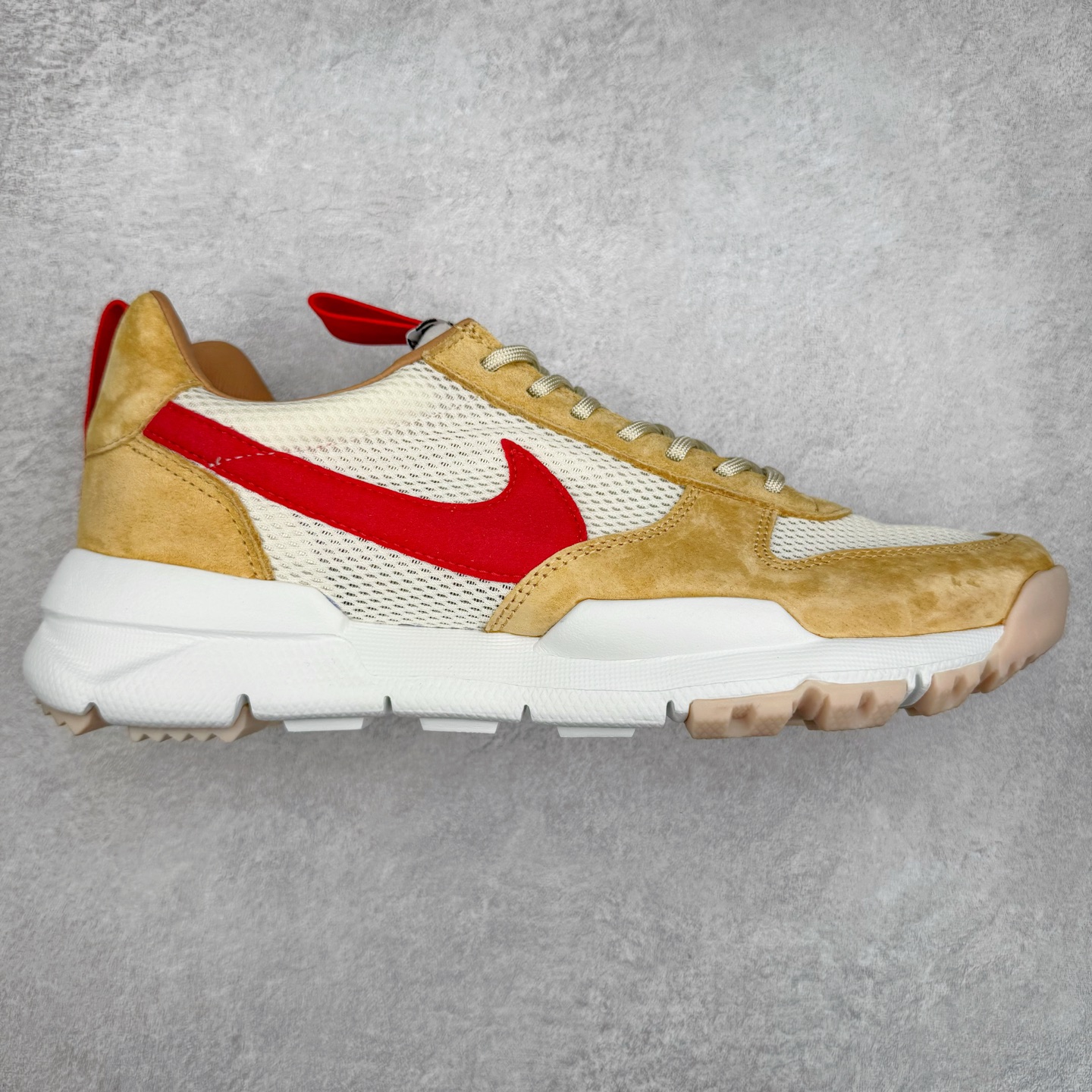 ＃纯原福利特价 GD权志龙大爱款式❤️神级之作回归 艺术家Tom Sachs x NK Craft Mars Yard 2.0 联名宇航员神游太空百搭休闲运动透气慢跑鞋 复古做旧黄红勾 AA2261-100 正确原厂钢印 正确中底针车工艺 原装配件原盒原标 原装进口鞋垫 进口乳胶#原档案私模大底打造 韩国大宇原厂网纱 台湾进口丝绒猪巴革材质饰片 中底外后侧带四杠竖纹原装鞋垫 泡棉乳胶缓震 全套完美原装配件及包装物 经过五年时间的等待 被视为神级球鞋之作的 Craft Mars Yard 终于以 2.0 的姿态回归 艺术家 Tom Sachs 在延续经典外观与配色组合的同时 将Craft Mars Yard 进行全面升级 以更加透气的涤纶经编针织网眼取代之前的特殊 Vectran 材质 并在鞋面上加入 X 型走线提高耐磨特性 而经过改良之后的 SFB 特种部队靴大底亦更加适合在城市环境着用 此外网面层和软木层的双内底设计更是为营造赤脚穿着体验特别优化 尺码：38.5 39 40 40.5 41 42 42.5 43 44 44.5 45 46-选品中心