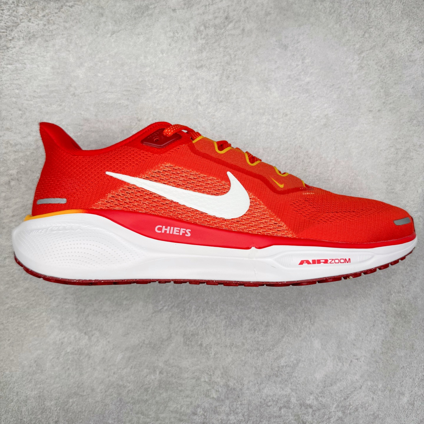 图片[4]-＃特价福利 NK Zoom Pegasus 飞马41代马拉松系列网面透气缓震疾速跑鞋 拥有 Zoom Air 一如既往的稳定感和流畅感 鞋面采用工程网眼设计 为特定高热区域营造出色透气性 进一步增加鞋面的穿孔数量 让足部能够快速散热 中足搭配 Flywire 飞线 在高速运动时营造舒适稳定的贴合感 内置Zoon气垫加持 动力十足 尺码：36 36.5 37.5 38 38.5 39 40 40.5 41 42 42.5 43 44 44.5 45-选品中心