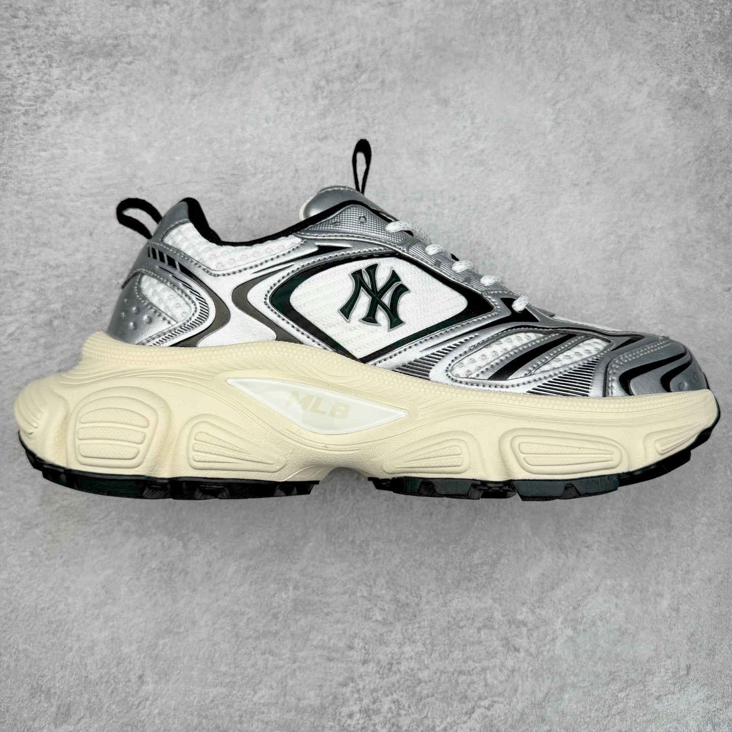 MLB WINNER CHUNKY 纽约洋基队合成革潮流时尚舒适休闲运动风厚底增高 防滑耐磨 低帮 老爹鞋 男女同款 黑色 实拍调校N版已经零色差零失真 百分百还原实物色彩所见即所得 不存在货不对板色差等低级问题 选购参考实物拍摄 不混卖不参货 只用心做好货严格选品 承诺混一赔十 尺码：36 36.5 37.5 38 38.5 39 40 40.5 41 42 42.5 43 44 44.5 45-选品中心