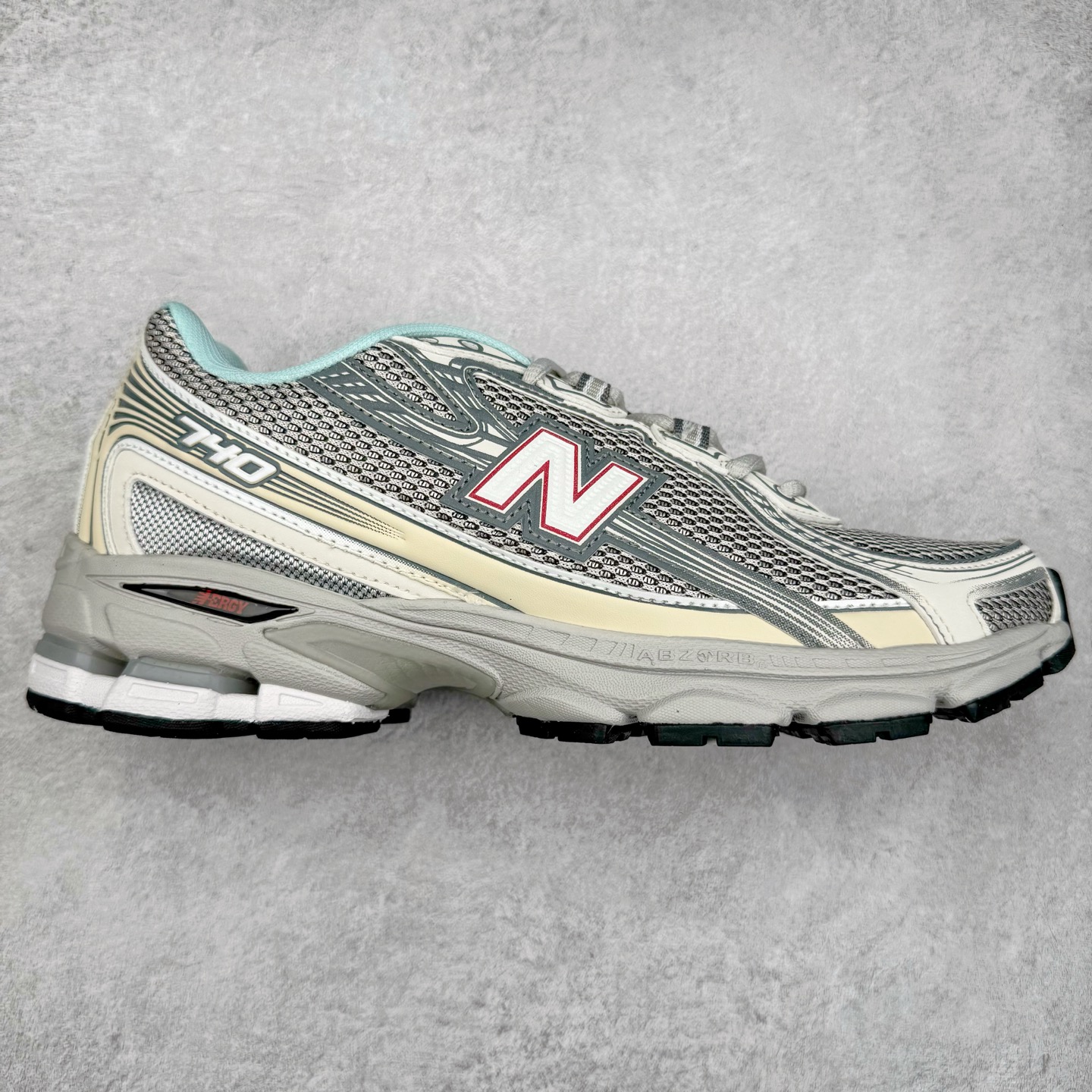 图片[13]-New Balance MR740 NB新百伦系列复古老爹风休闲运动慢跑鞋 采用轻质牛剖革拼接透气网眼衬垫织物鞋面材质 T-Beam大底提供足步弓支撑 保持步态稳定#后跟搭载外露缓震胶 鞋身整体以各种深浅不一的灰色覆盖 鞋头以淡蓝色调装饰，网眼衬垫通过不规律的色块实现做旧的美感 泛黄的鞋底更是进一步增添了复古气息 尺码：36 37 37.5 38 38.5 39.5 40 40.5 41.5 42 42.5 43 44 44.5 45-选品中心